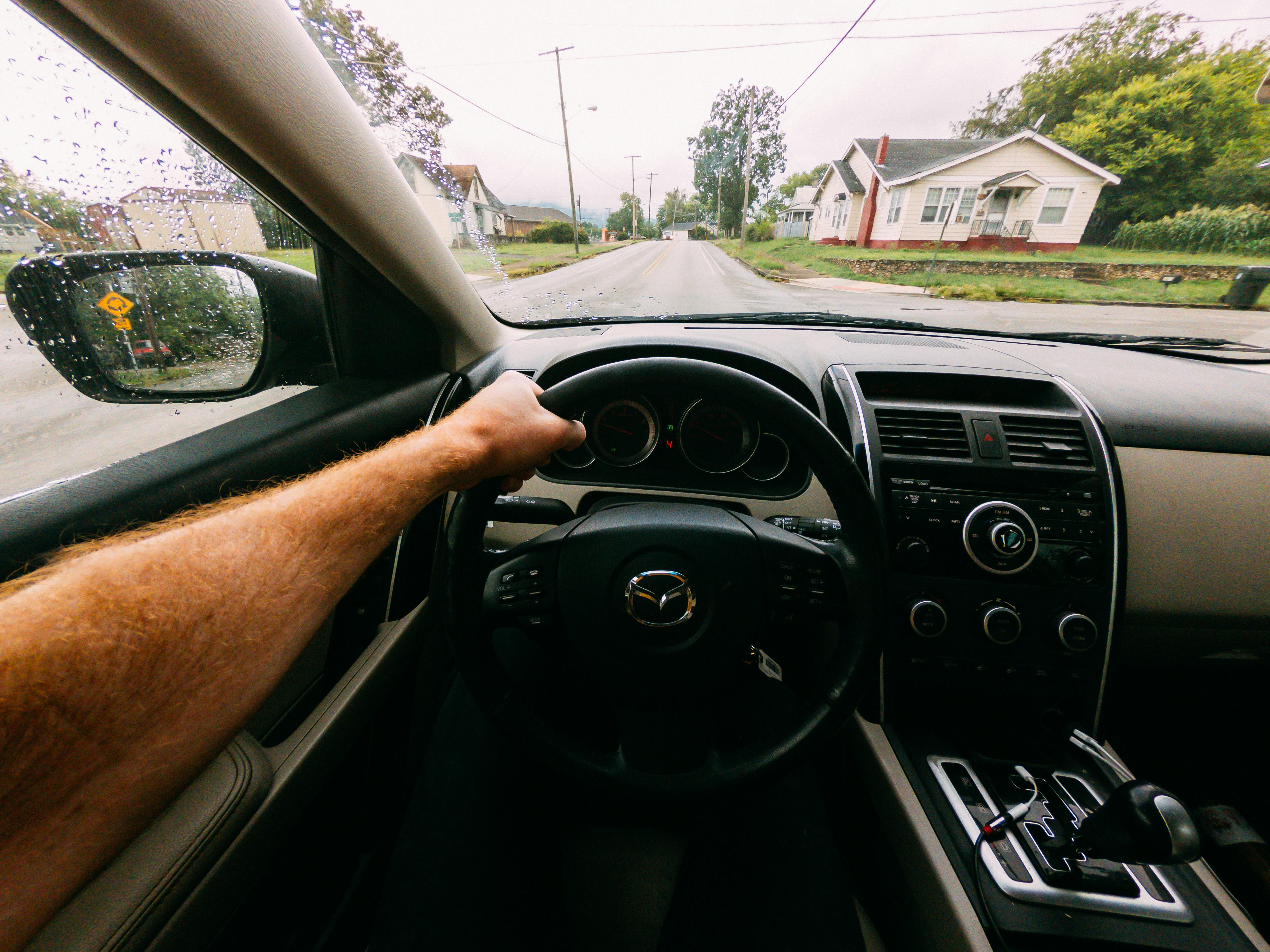 Un hombre conduce | Fuente: Pexels