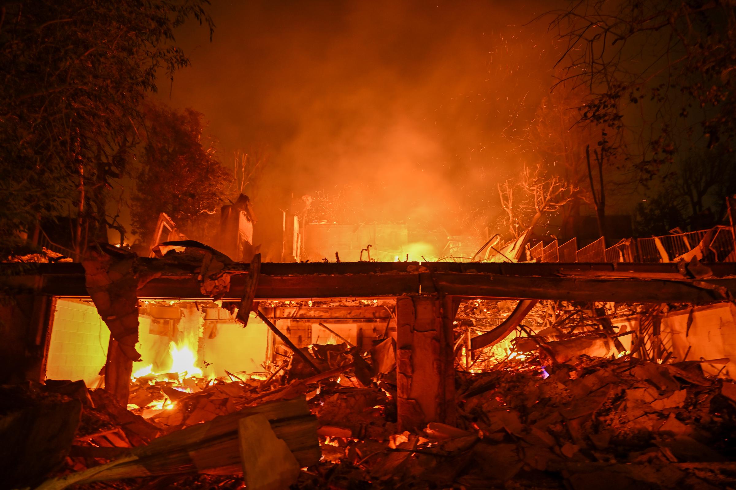 Un incendio forestal arrasa una casa en Pacific Palisades, California, el 8 de enero de 2025. | Fuente: Getty Images