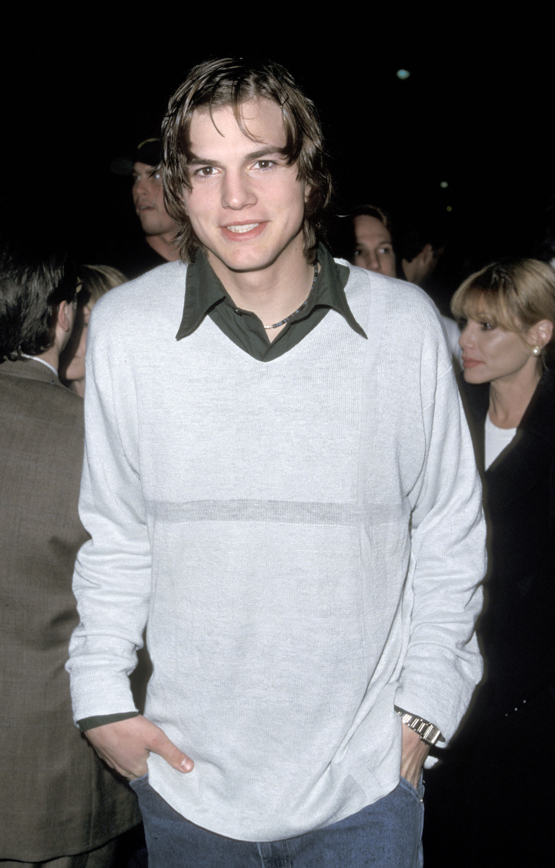 Ashton Kutcher durante el estreno de "Varsity Blues" en Hollywood, California, en 1999 | Fuente: Getty Images