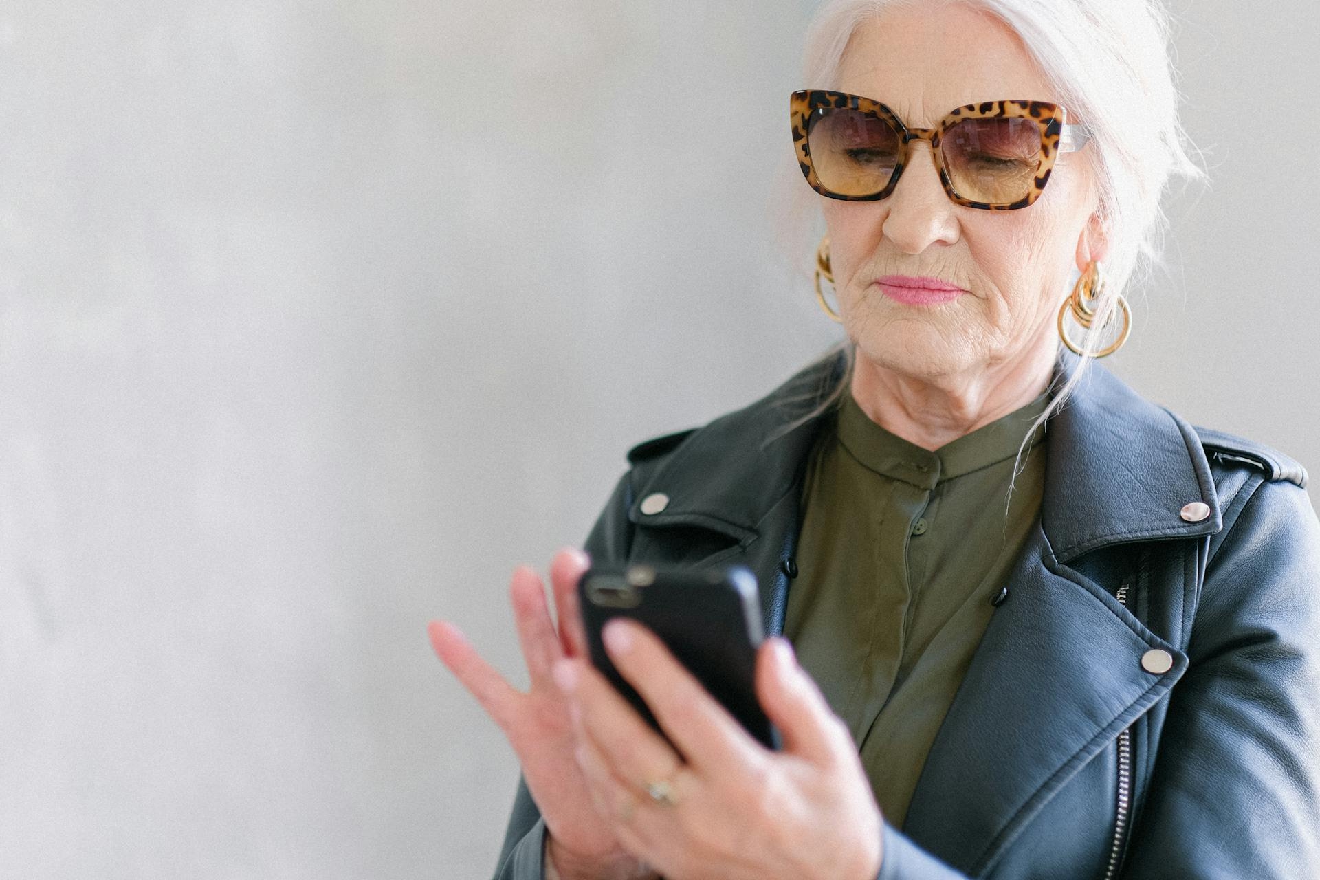 Una anciana al teléfono | Fuente: Pexels