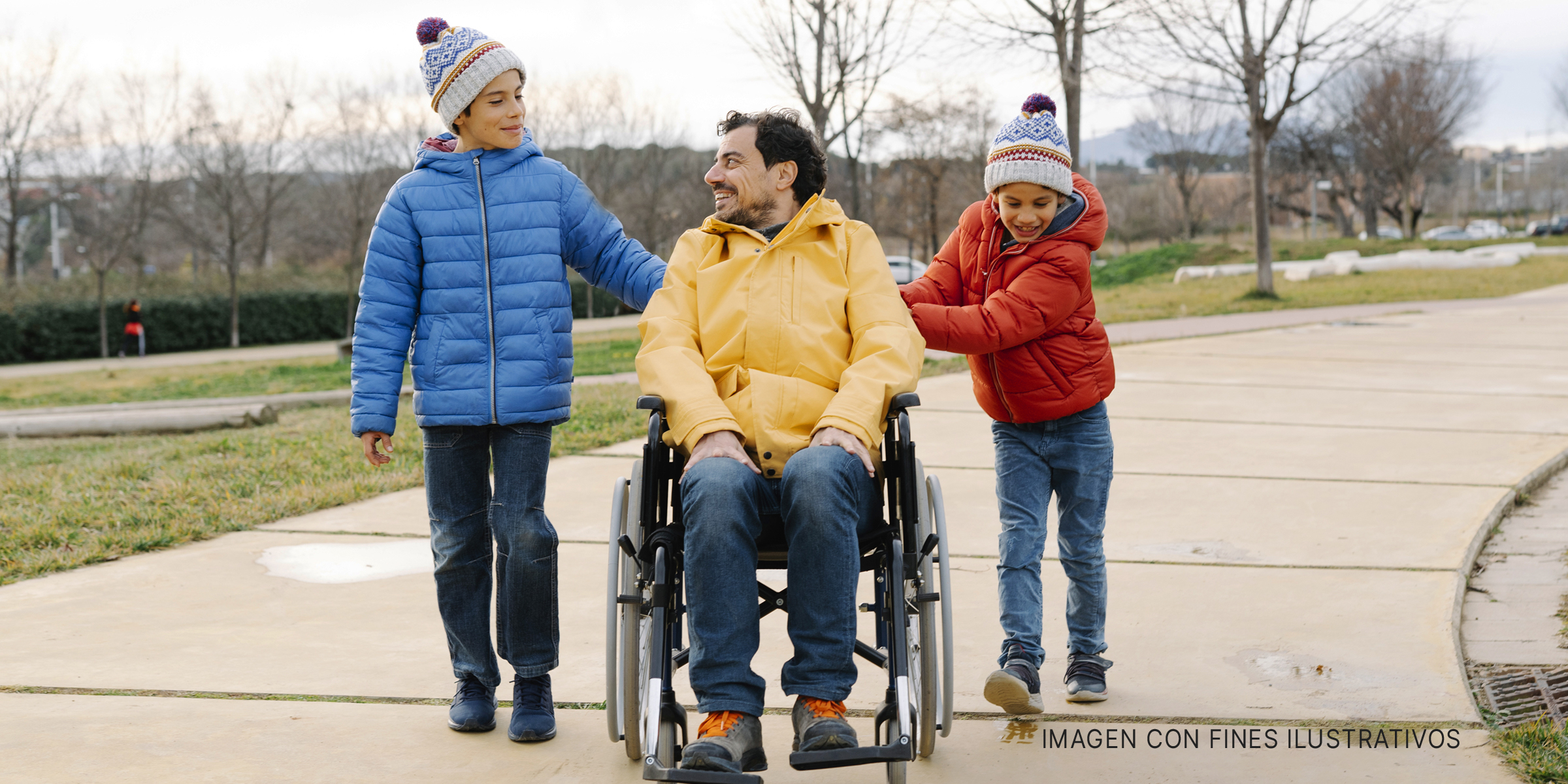 Dos niños hablando con un hombre en silla de ruedas. | Foto: Getty Images