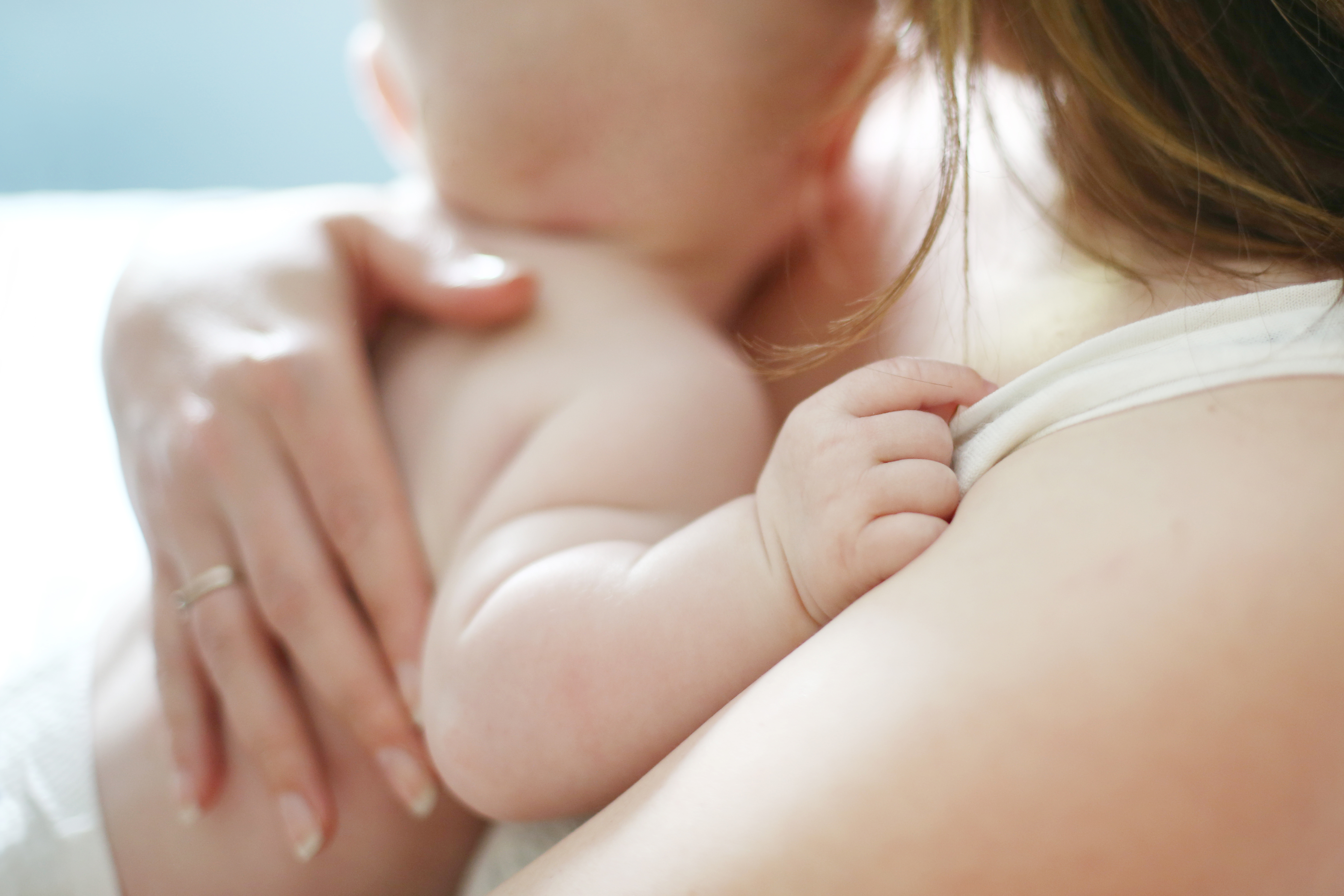 Una mujer con su bebé en brazos | Foto: Getty Images