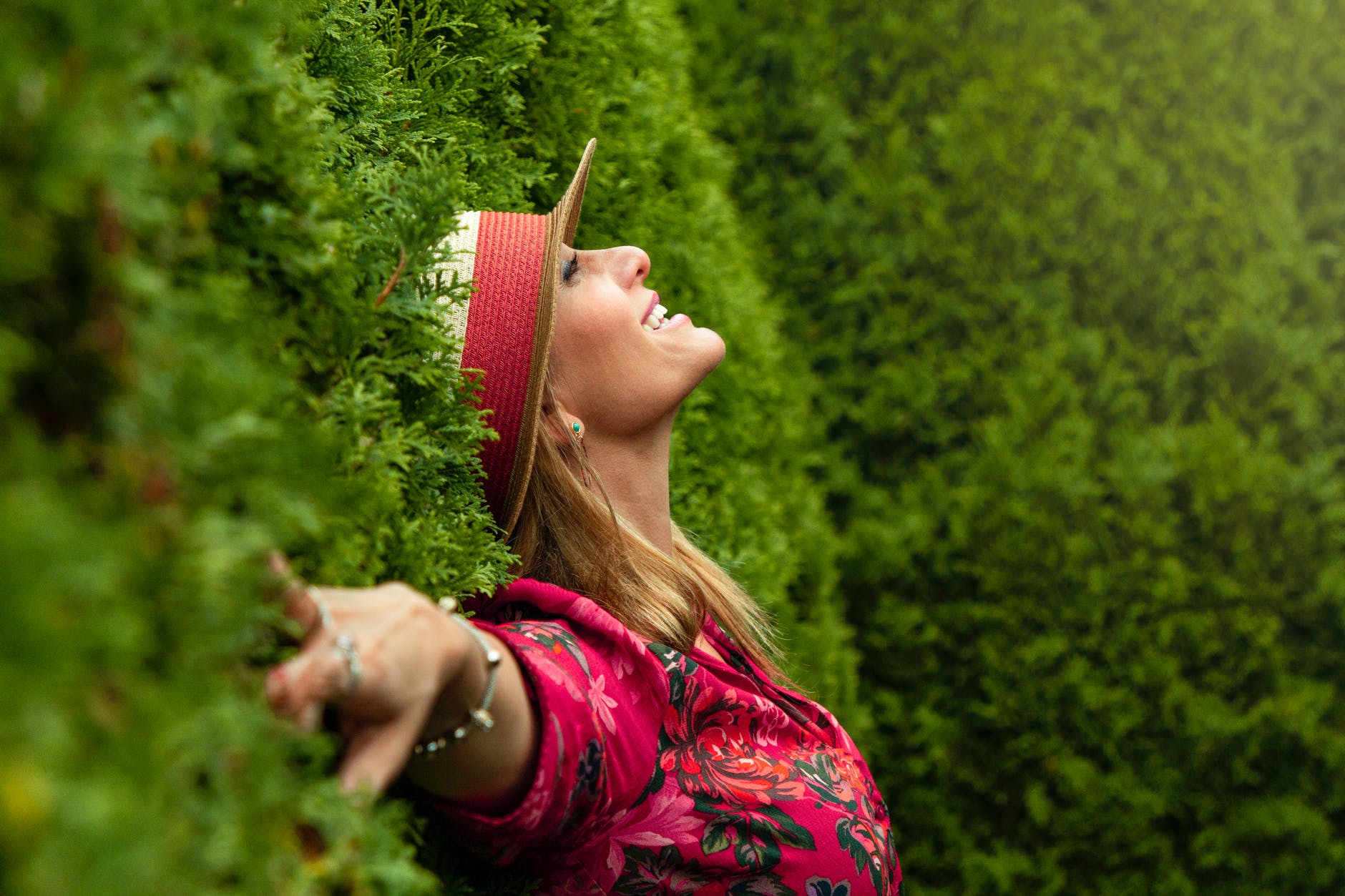 Mujer disfrutando de la naturaleza | Fuente: Pexels