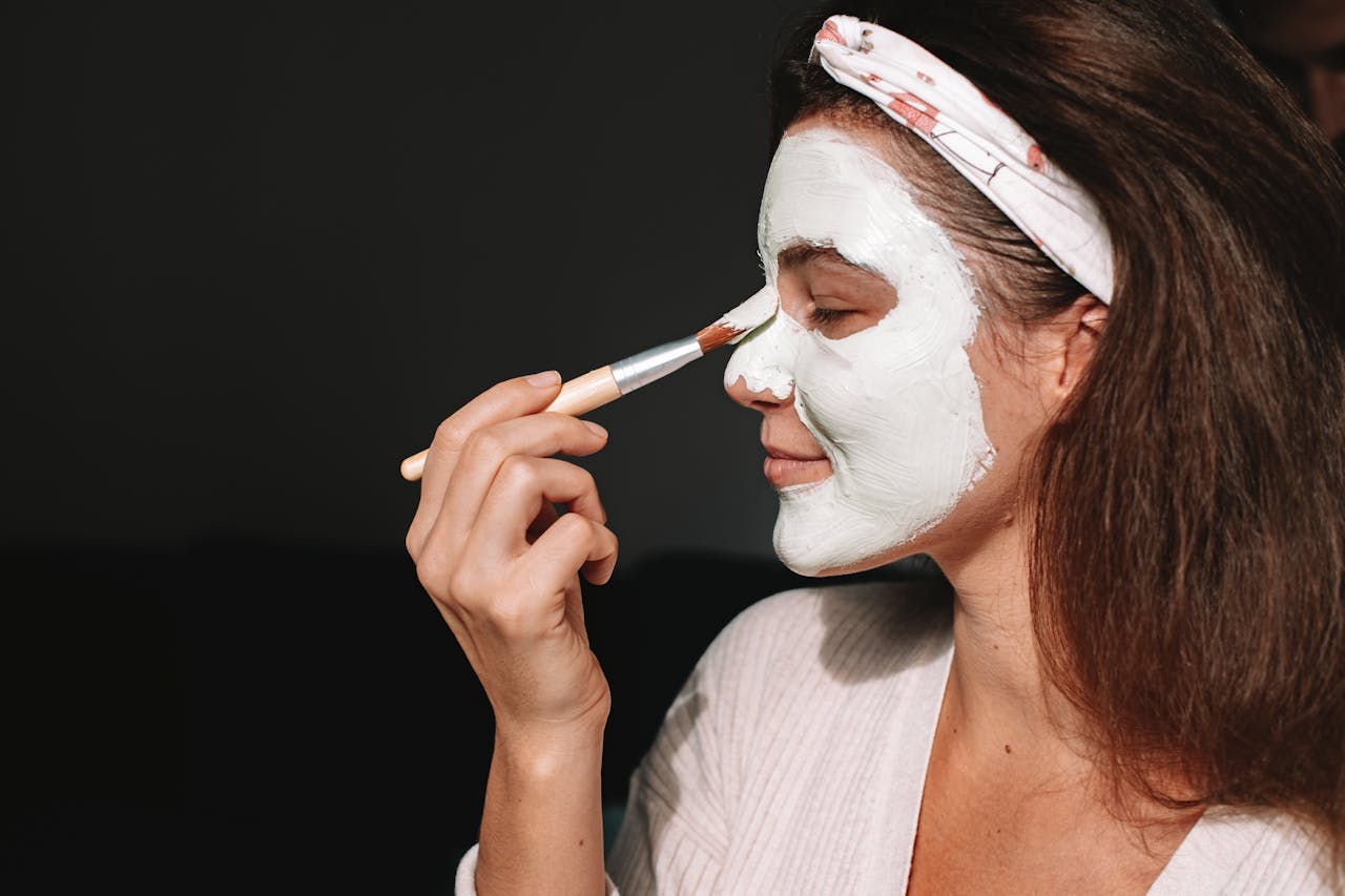 Una mujer aplicándose una mascarilla facial | Fuente: Pexels