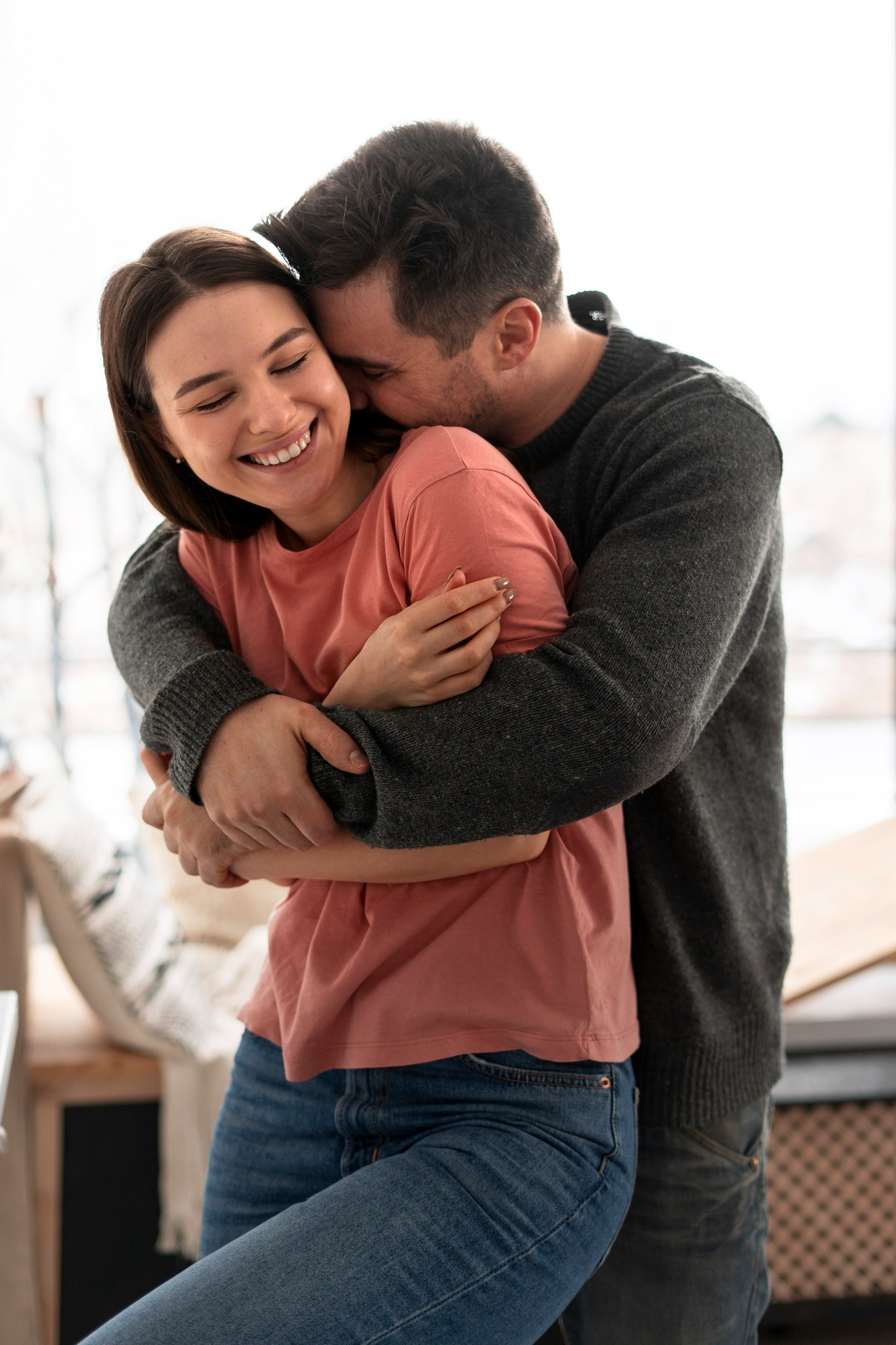 Hombre abrazando a una mujer | Fuente: Freepik