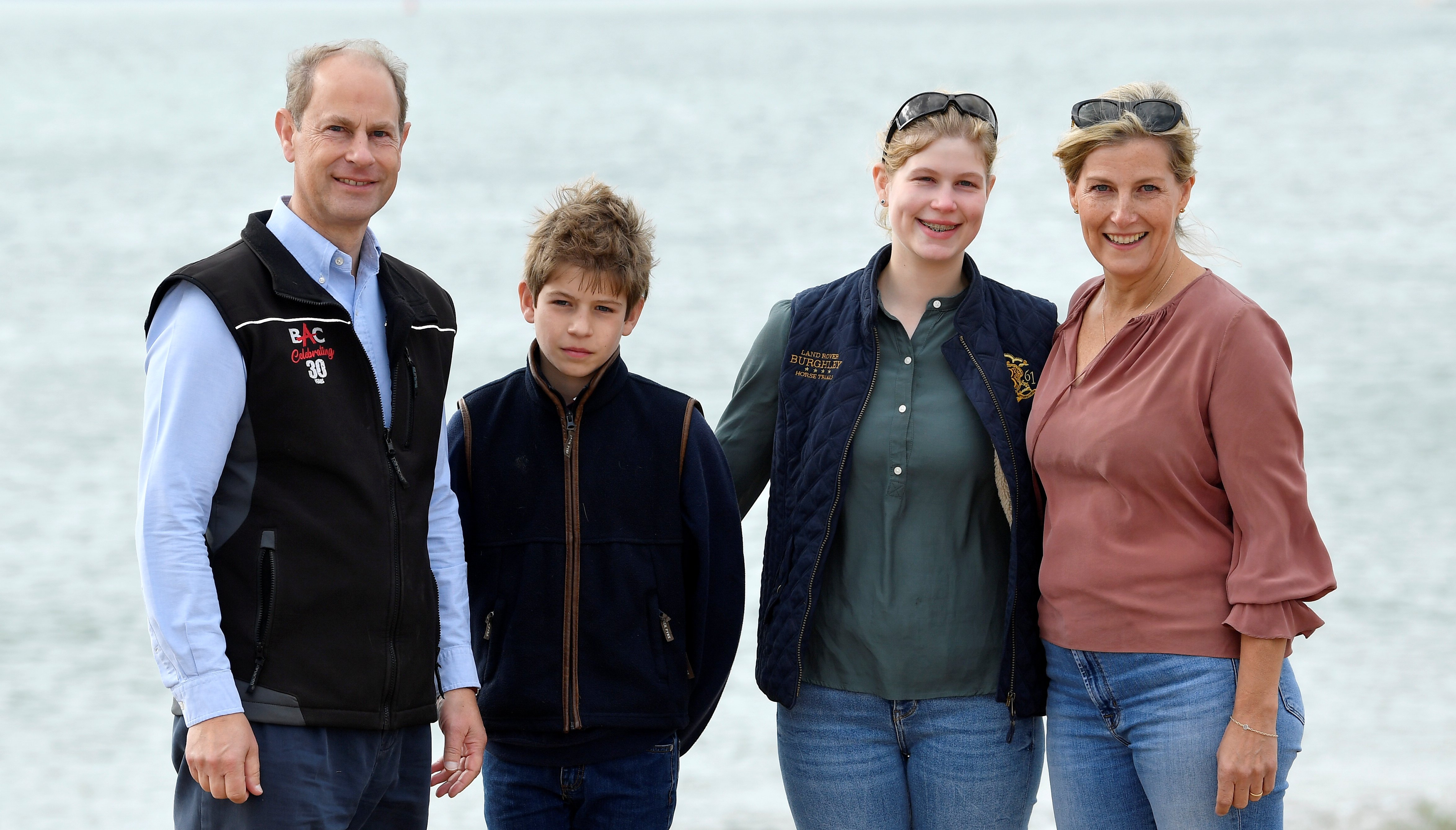 El príncipe Edward y Sophie, condesa de Wessex, posan con sus hijos Lady Louise y James, vizconde Severn, mientras participan en la Gran Limpieza de Playas Británicas el 20 de septiembre de 2020, en Reino Unido | Foto: Getty Images