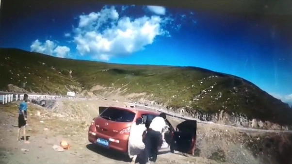 Momento en que el vehículo iba rodando hacia el barranco. | Foto: YouTube/ N4NEWS OFFICIAL