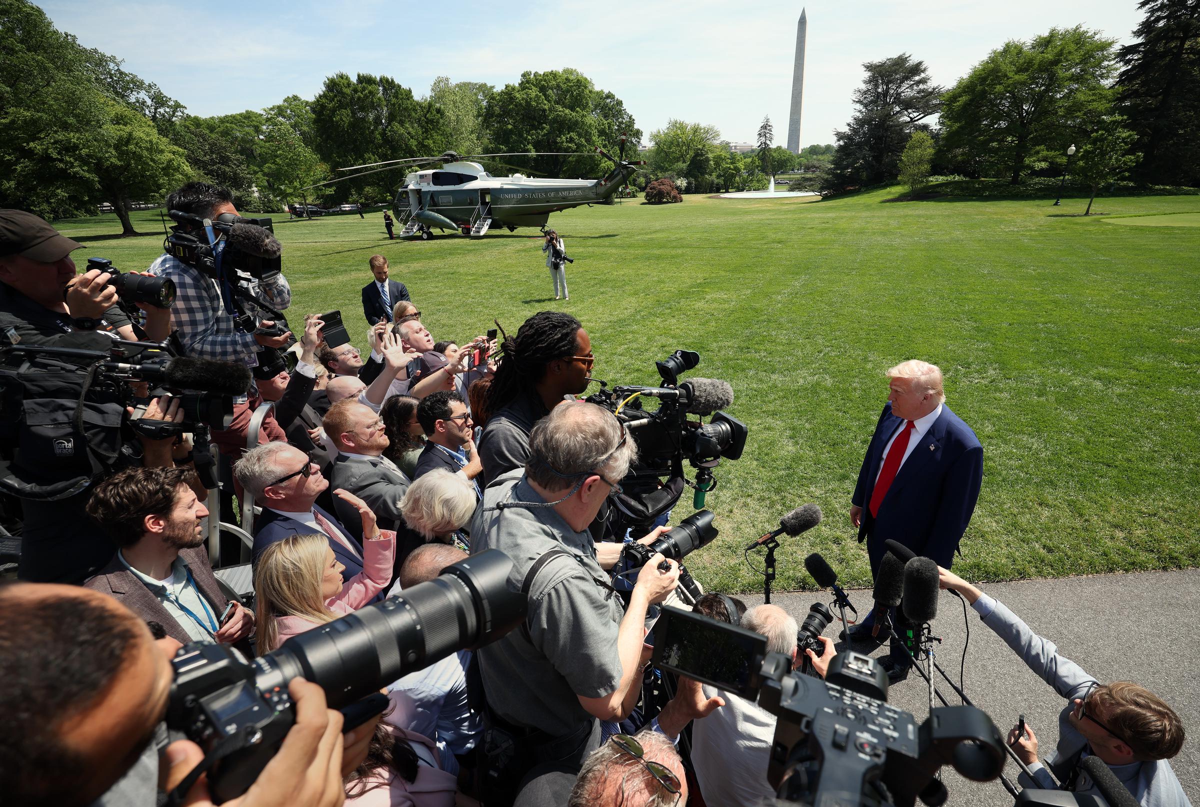 Donald Trump se dirige a los medios de comunicación en el Jardín Sur de la Casa Blanca el 29 de abril de 2025 | Fuente: Getty Images