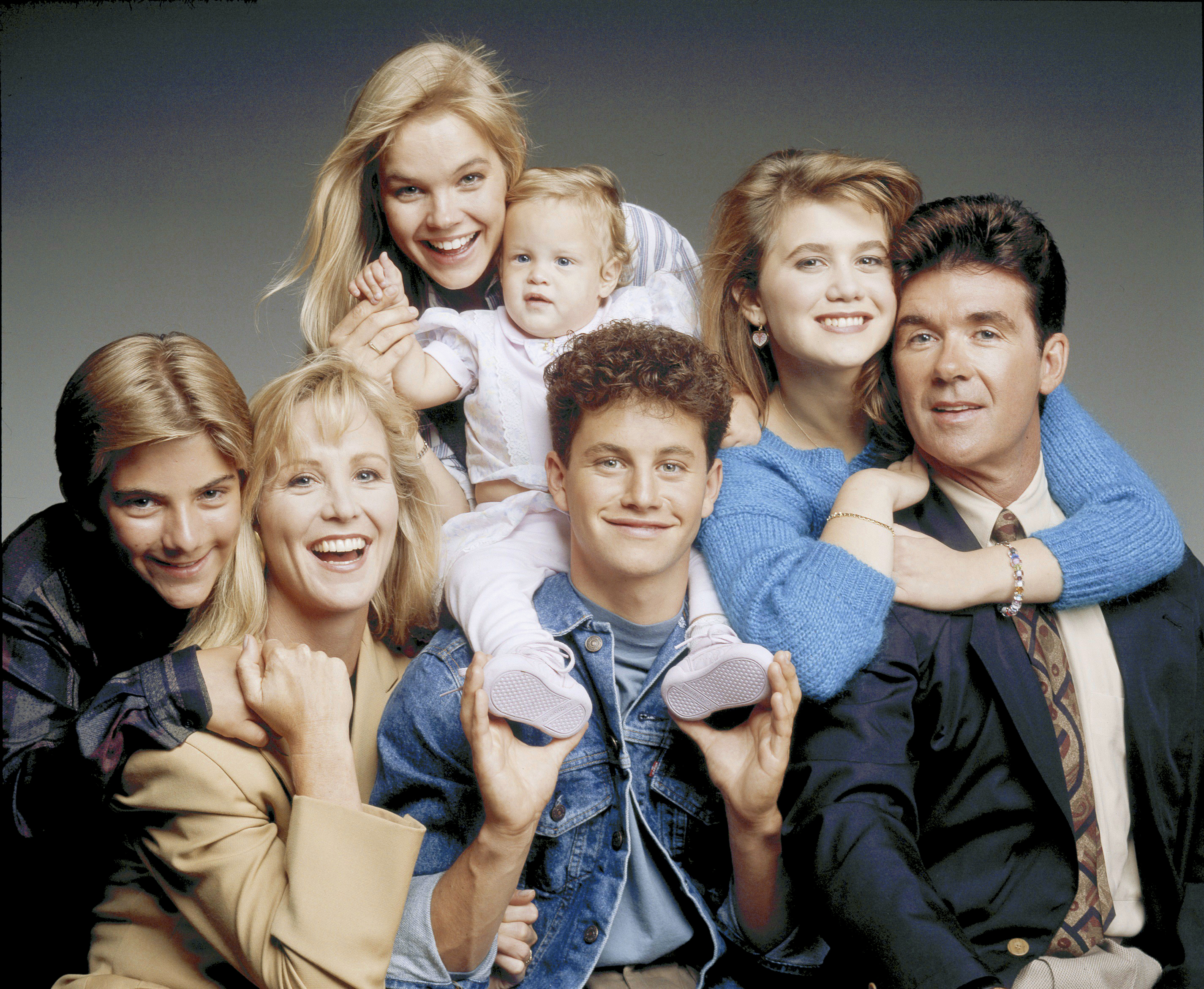 Jeremy Miller (Ben), Joanna Kerns (Maggie), Julie McCullough (Julie), Kristen/Kelsey Dohring (Chrissy), Kirk Cameron (Mike), Tracey Gold (Carol), Alan Thicke (Jason) en la 5ª temporada de "Growing Pains" en 1989 | Fuente: Getty Images