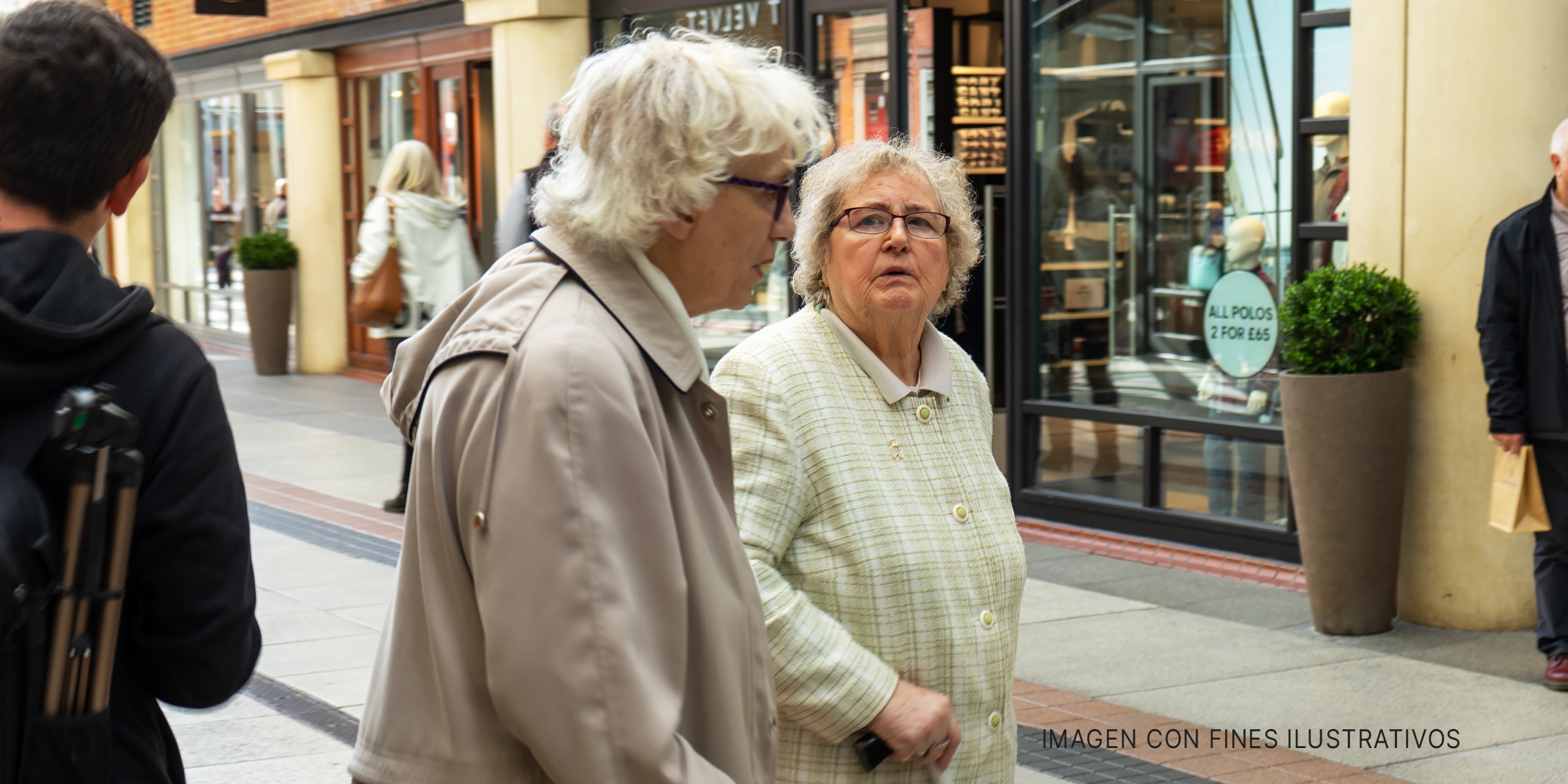 Dos personas mayores viendo tiendas | Foto: Shutterstock