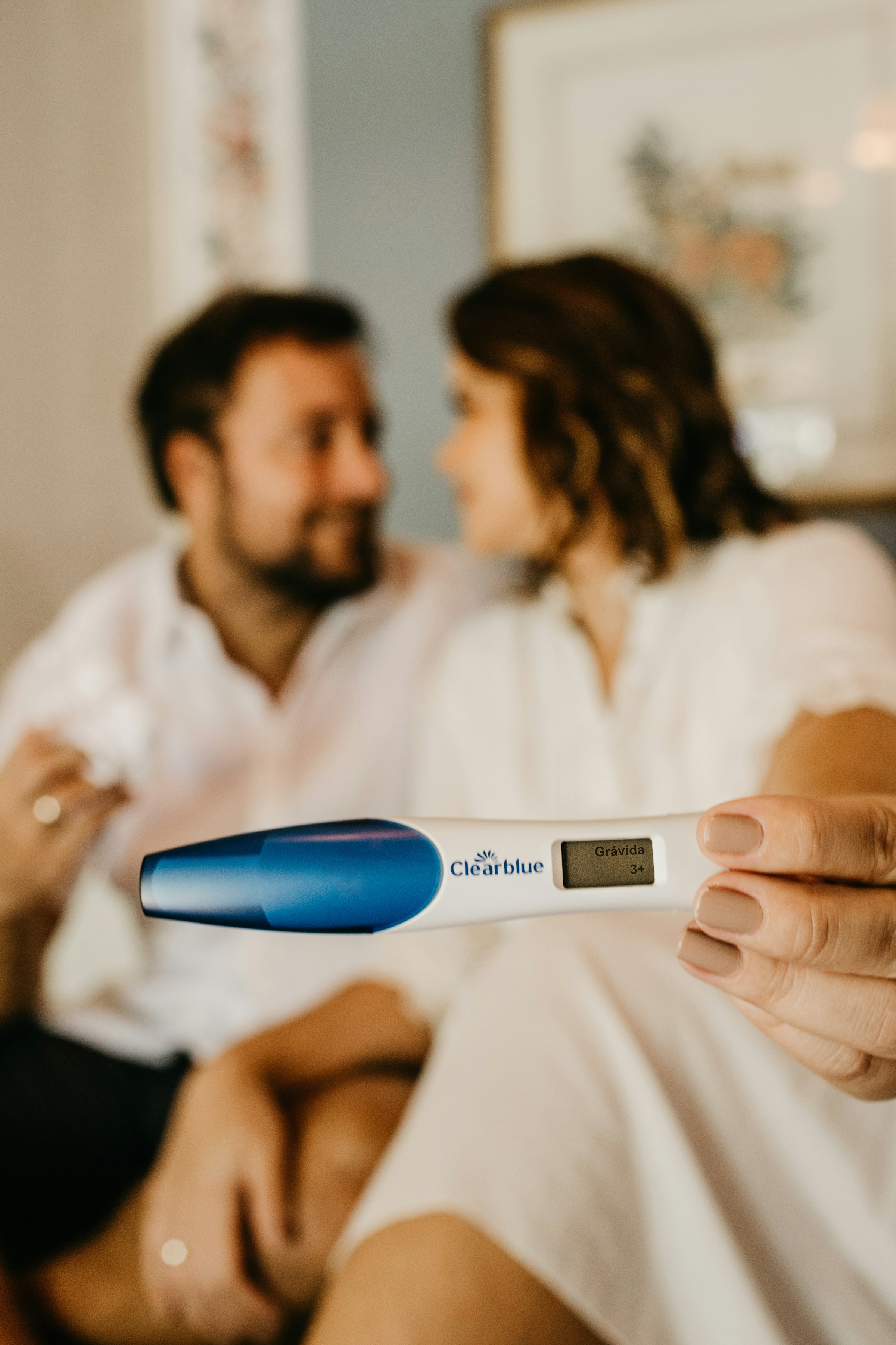 Una pareja sosteniendo una prueba de embarazo | Fuente: Unsplash