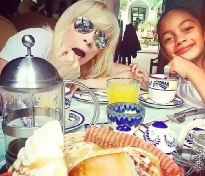 Camila y Yuri. | Foto: Instagram.com/oficialyuri