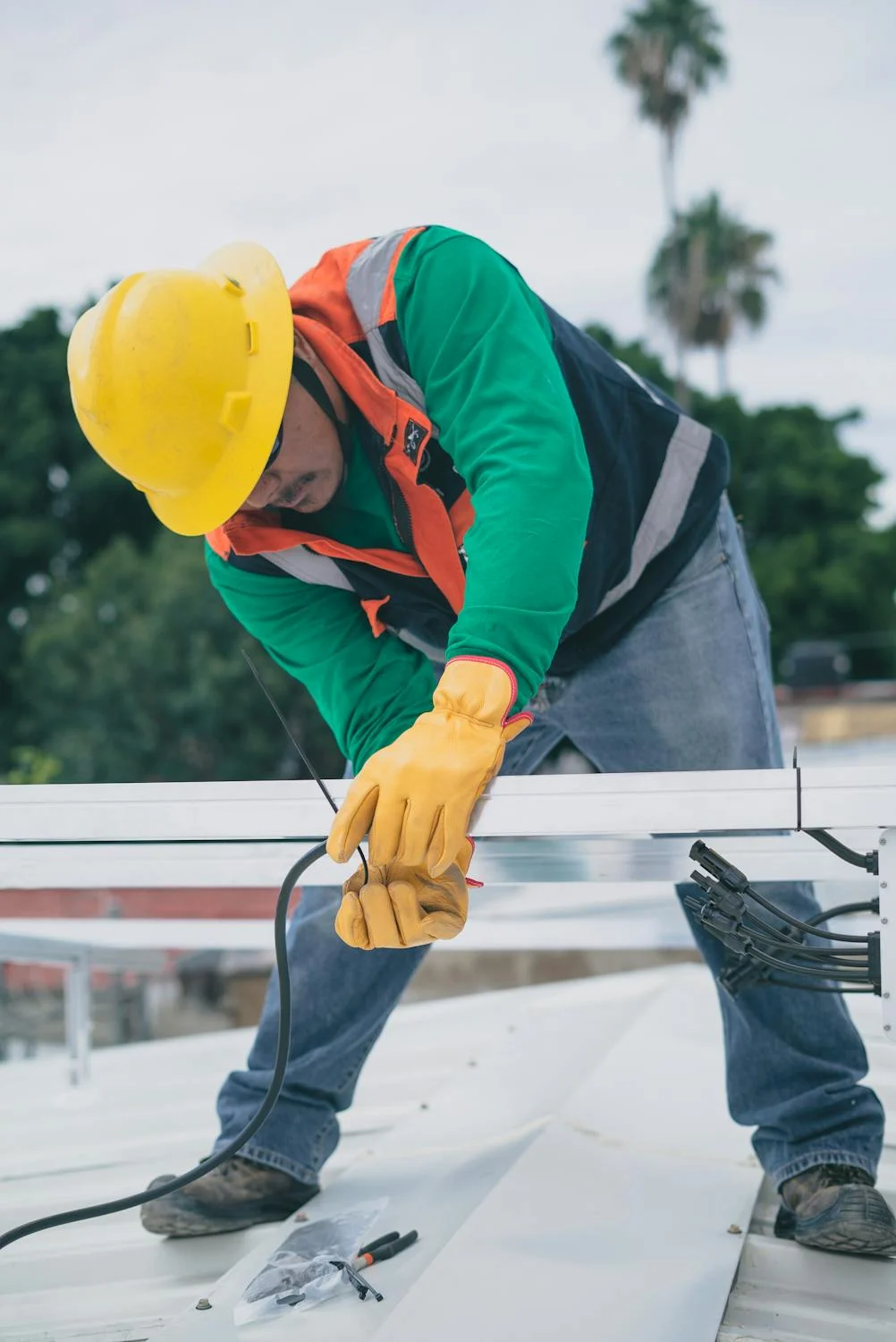 Un hombre trabajando en una construcción | Fuente: Pexels