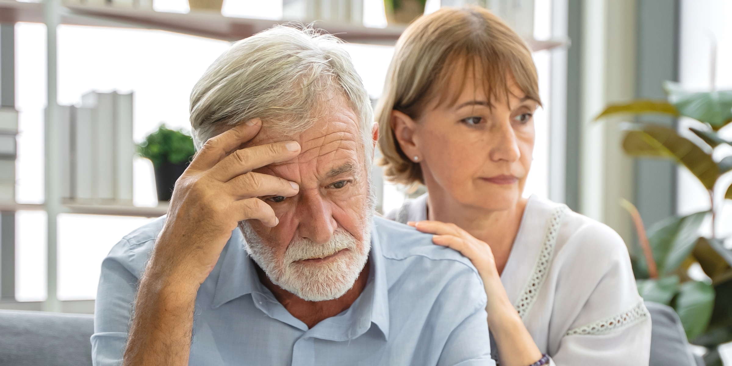 Una pareja de ancianos afligida | Fuente: Shutterstock