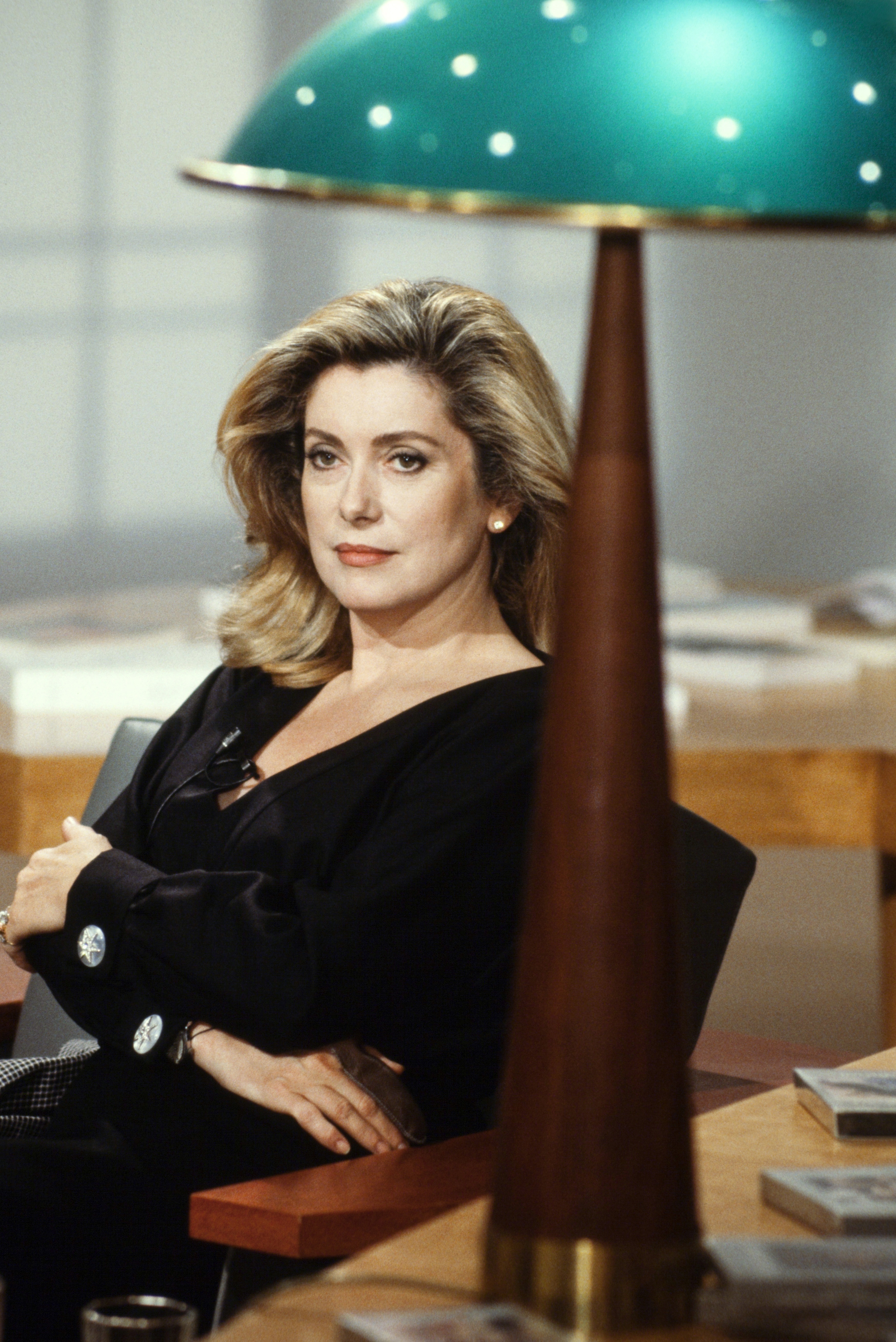 Catherine Deneuve rodando "Ex-Libris" en 1989 en París, Francia. | Fuente: Getty Images