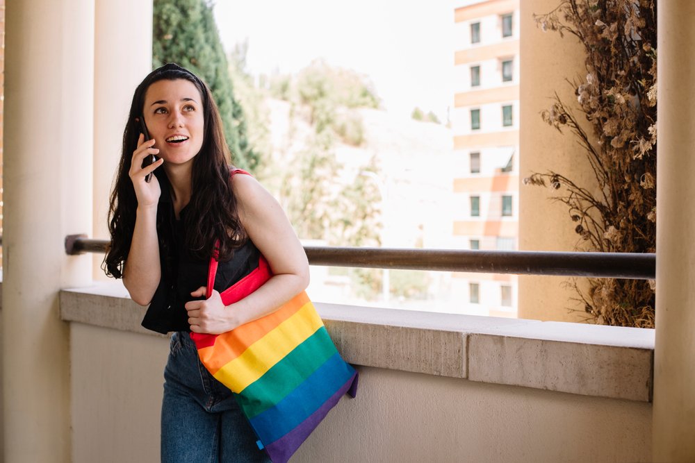 Chica usa bolso con colores de la bandera gay. | Foto: Shutterstock
