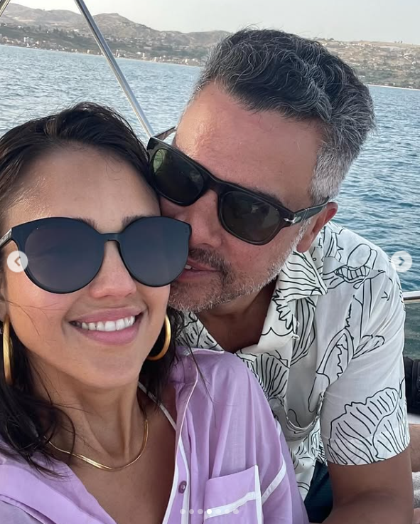 Jessica Alba y Cash Warren pasean en barco, según una publicación del 19 de mayo de 2024 | Fuente: Instagram.com/jessicaalba