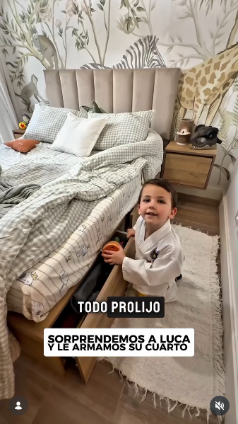 Luca Cubero examinando los gabinetes de su habitación | Fuente: Instagram/micaviciconte