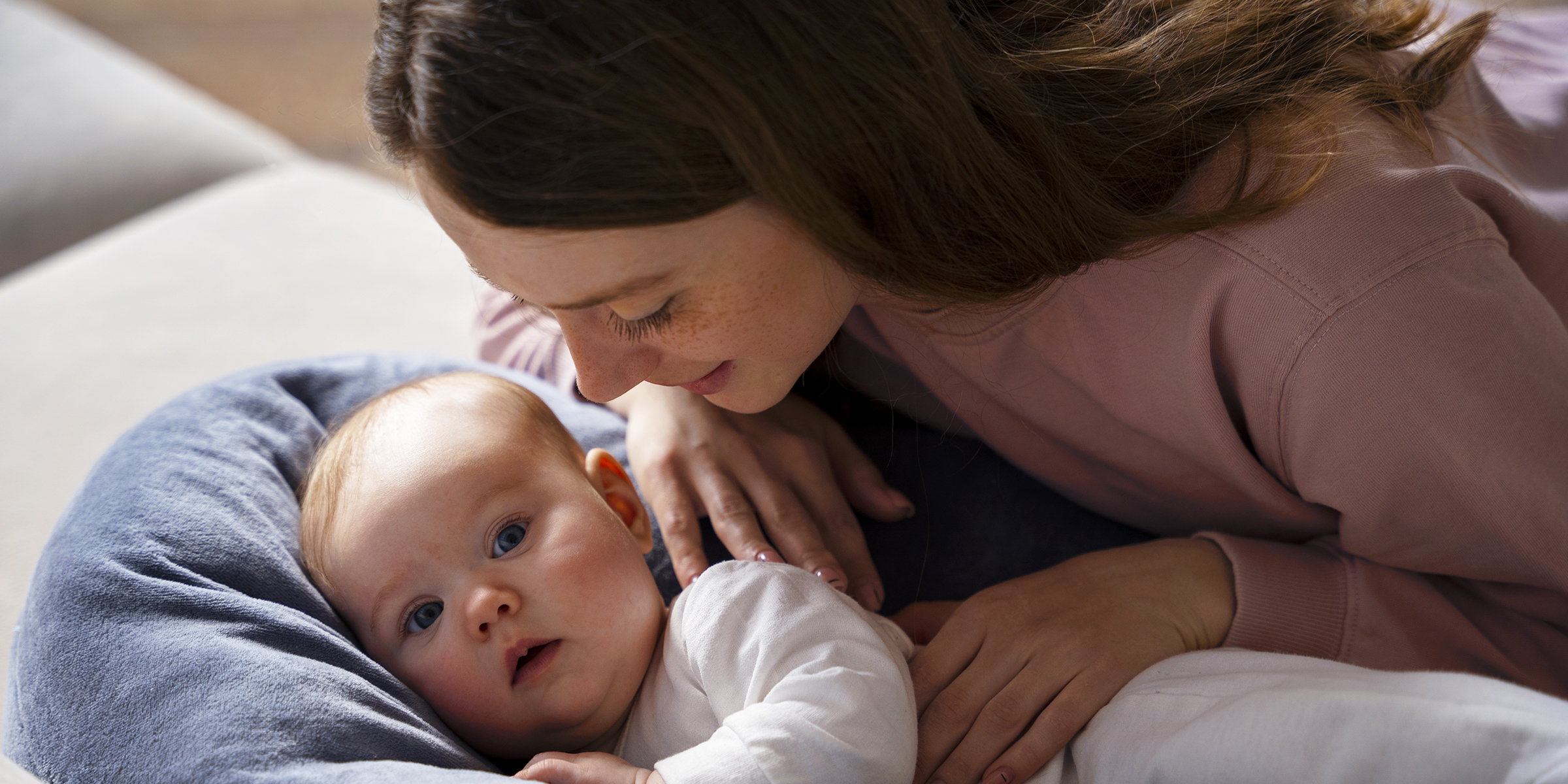 Una mujer arropando a un niño | Fuente: Freepik