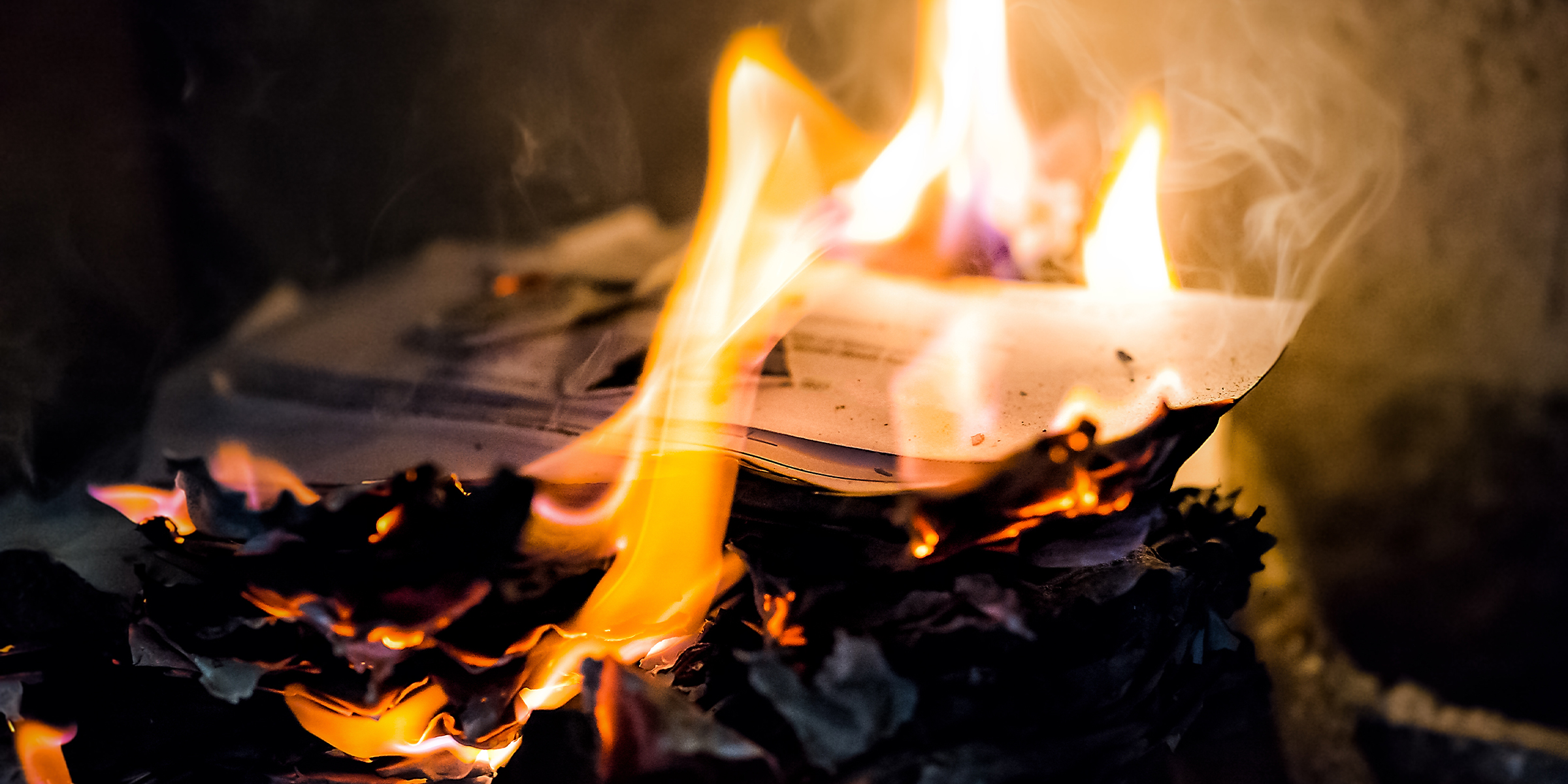 Cartas ardiendo en una chimenea | Fuente: Shutterstock