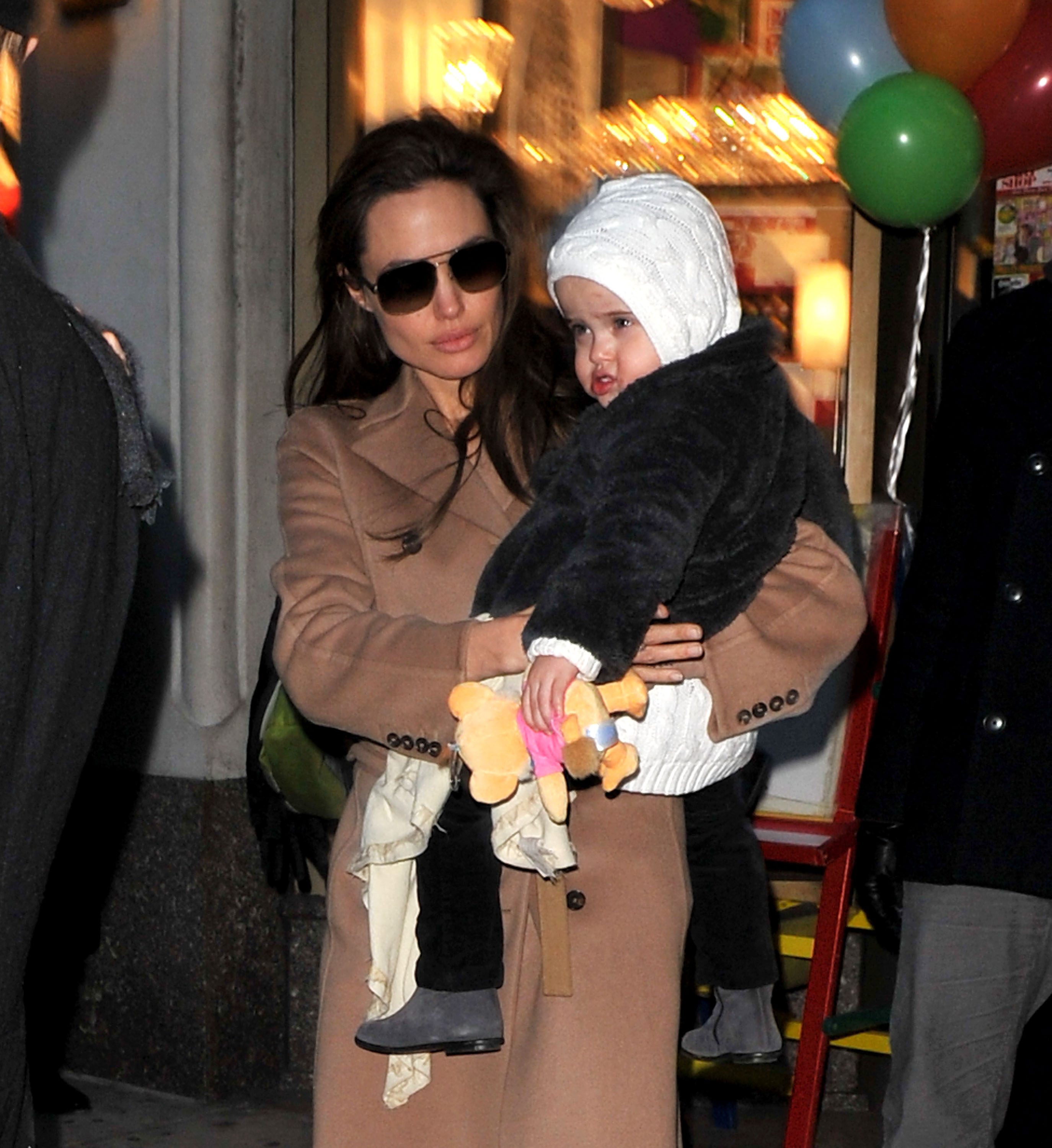 Angelina Jolie visita Lee's Art Shop con Vivienne Jolie-Pitt el 4 de diciembre de 2010 en Nueva York | Fuente: Getty Images