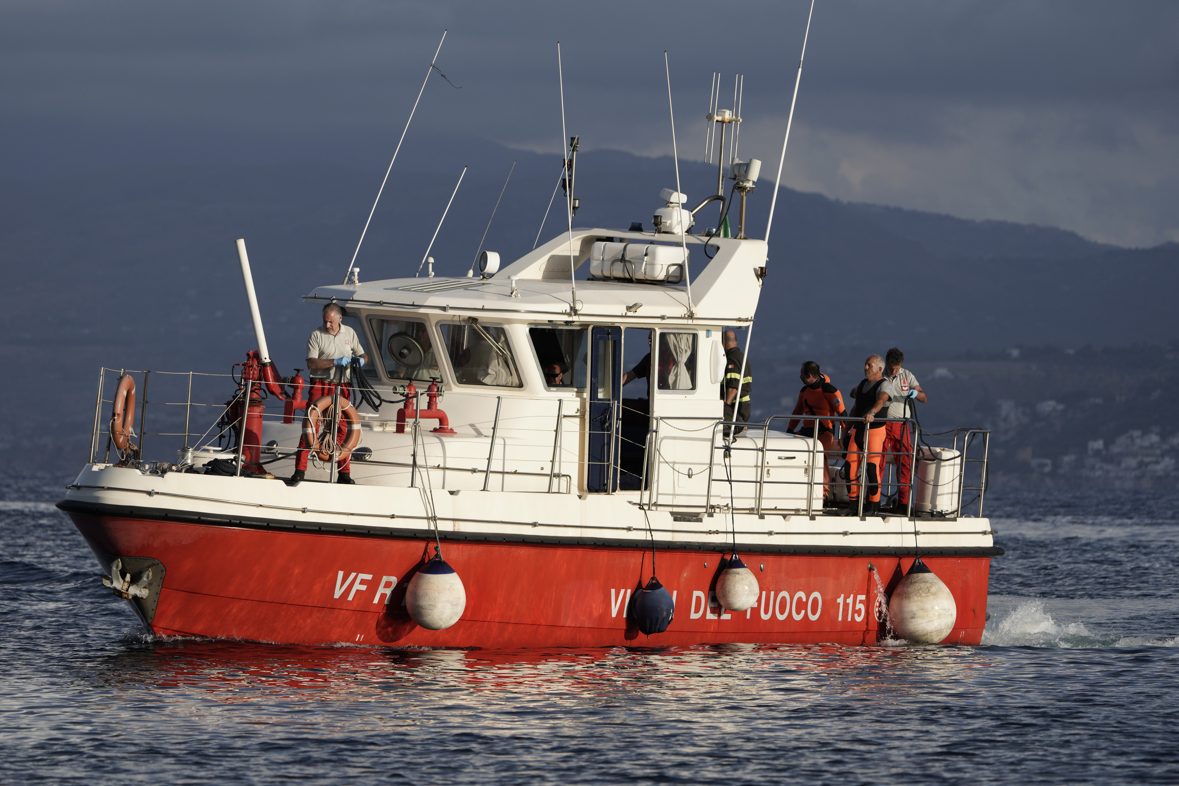 Una embarcación de los servicios de rescate y bomberos italianos durante las operaciones de búsqueda del yate de lujo Bayesian, que se hundió frente a la costa de Porticello, Sicilia, el 21 de agosto de 2024. | Fuente: Getty Images