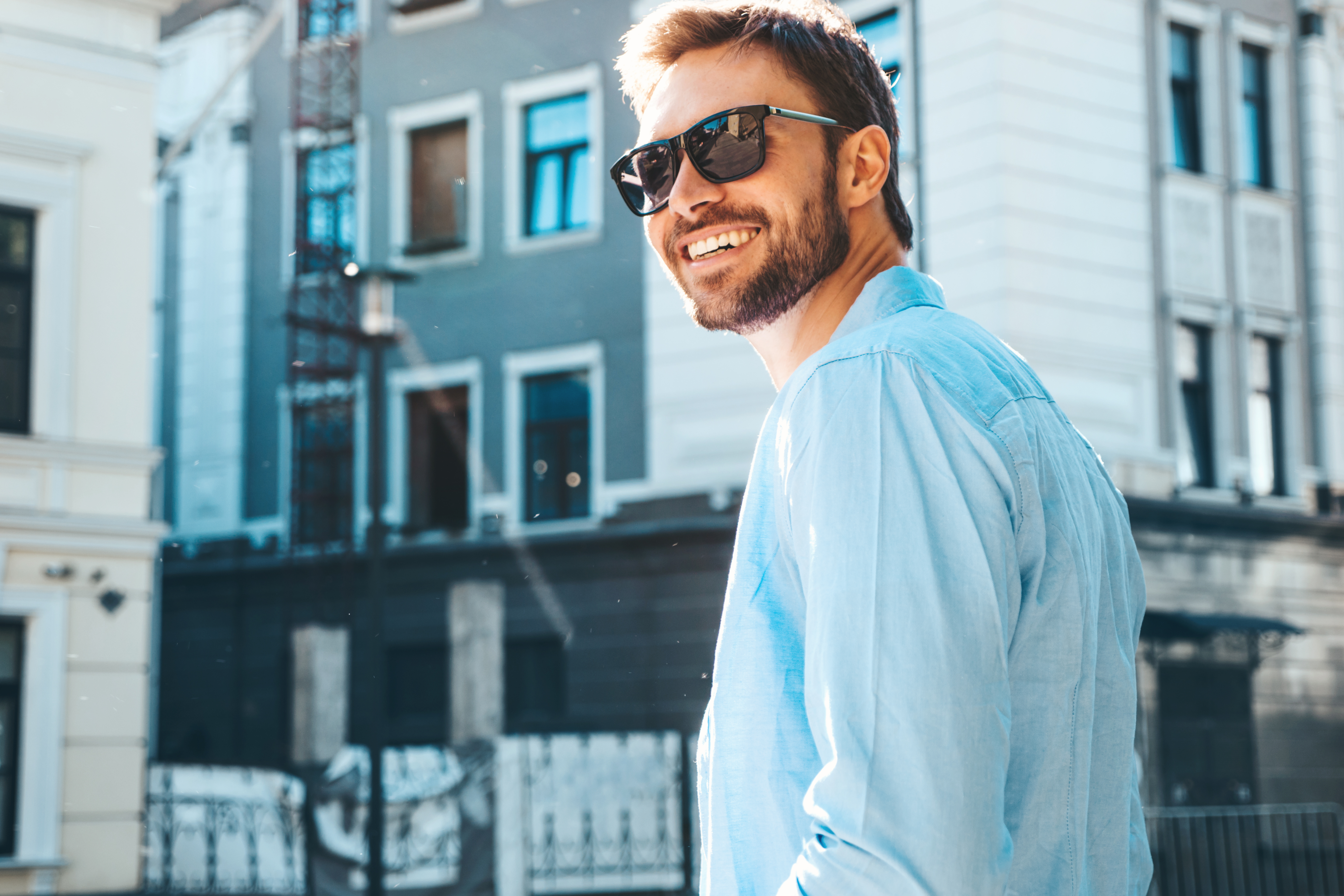 Un joven sonriendo | Fuente: Shutterstock