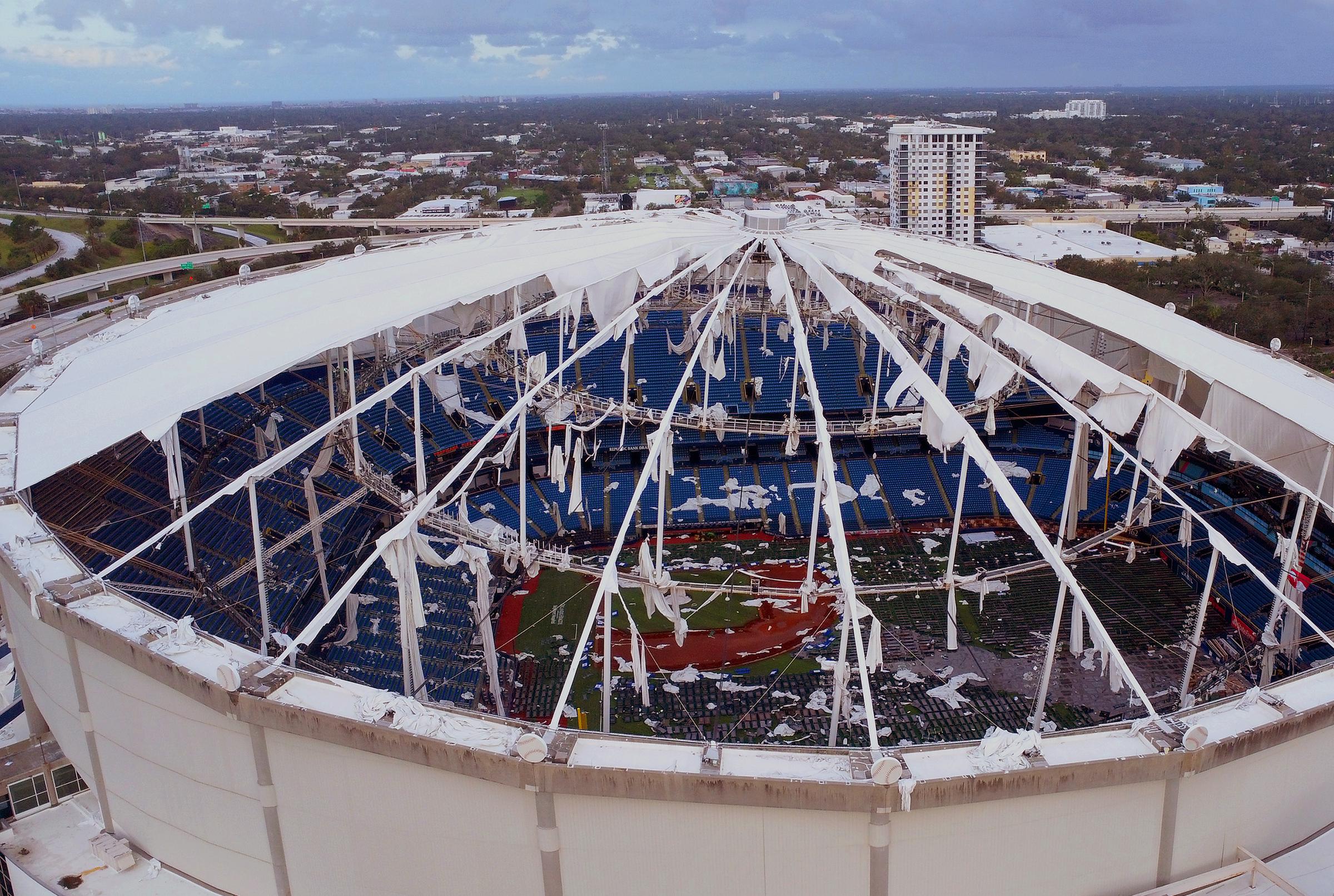 El huracán Milton voló el tejado del Tropicana Field en Florida, el 10 de octubre de 2024 | Fuente: Getty Images