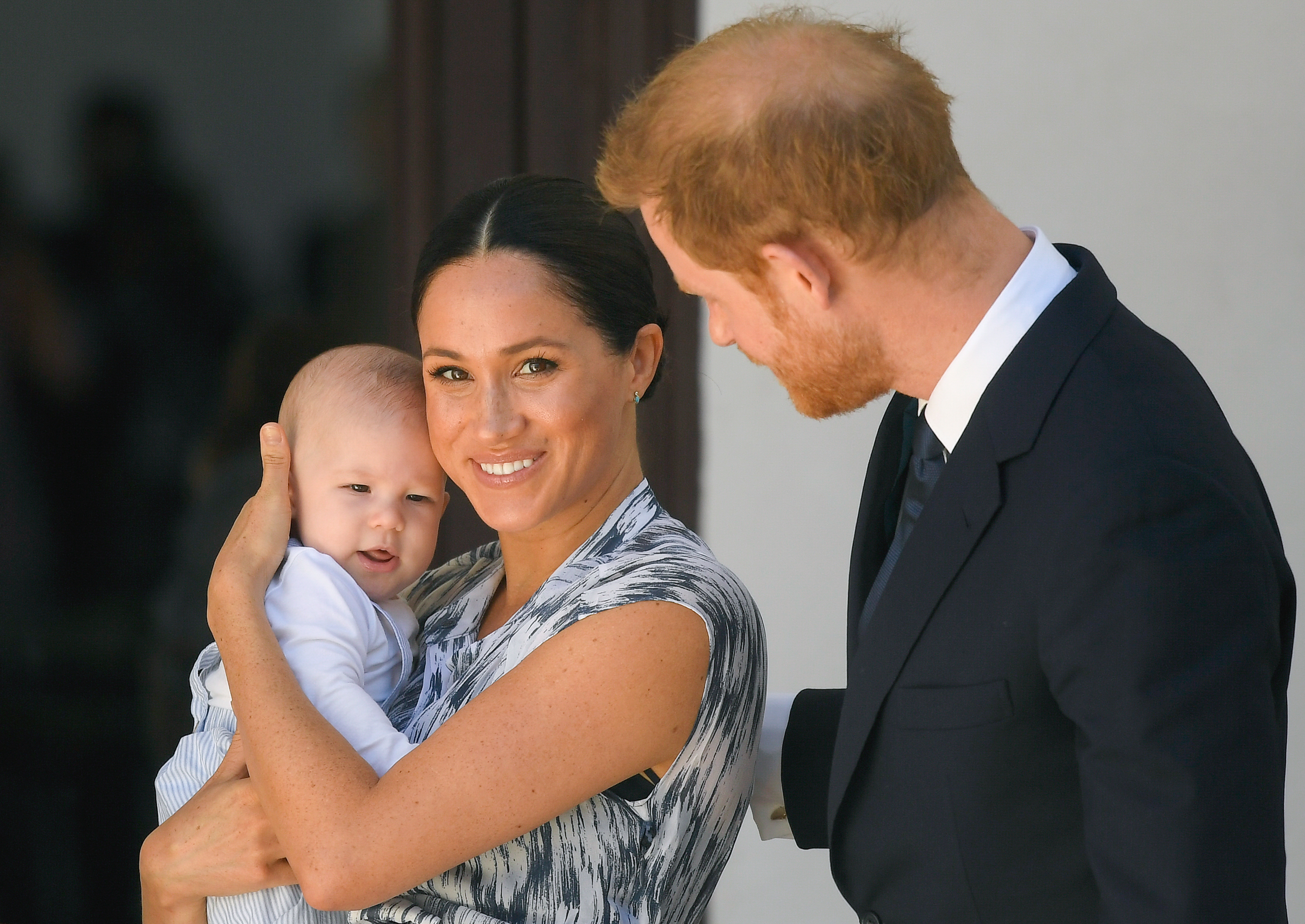 Meghan Markle y el príncipe Harry con su hijo, Archie, durante su gira real por Sudáfrica el 25 de septiembre de 2019 en Ciudad del Cabo, Sudáfrica | Foto: Getty Images