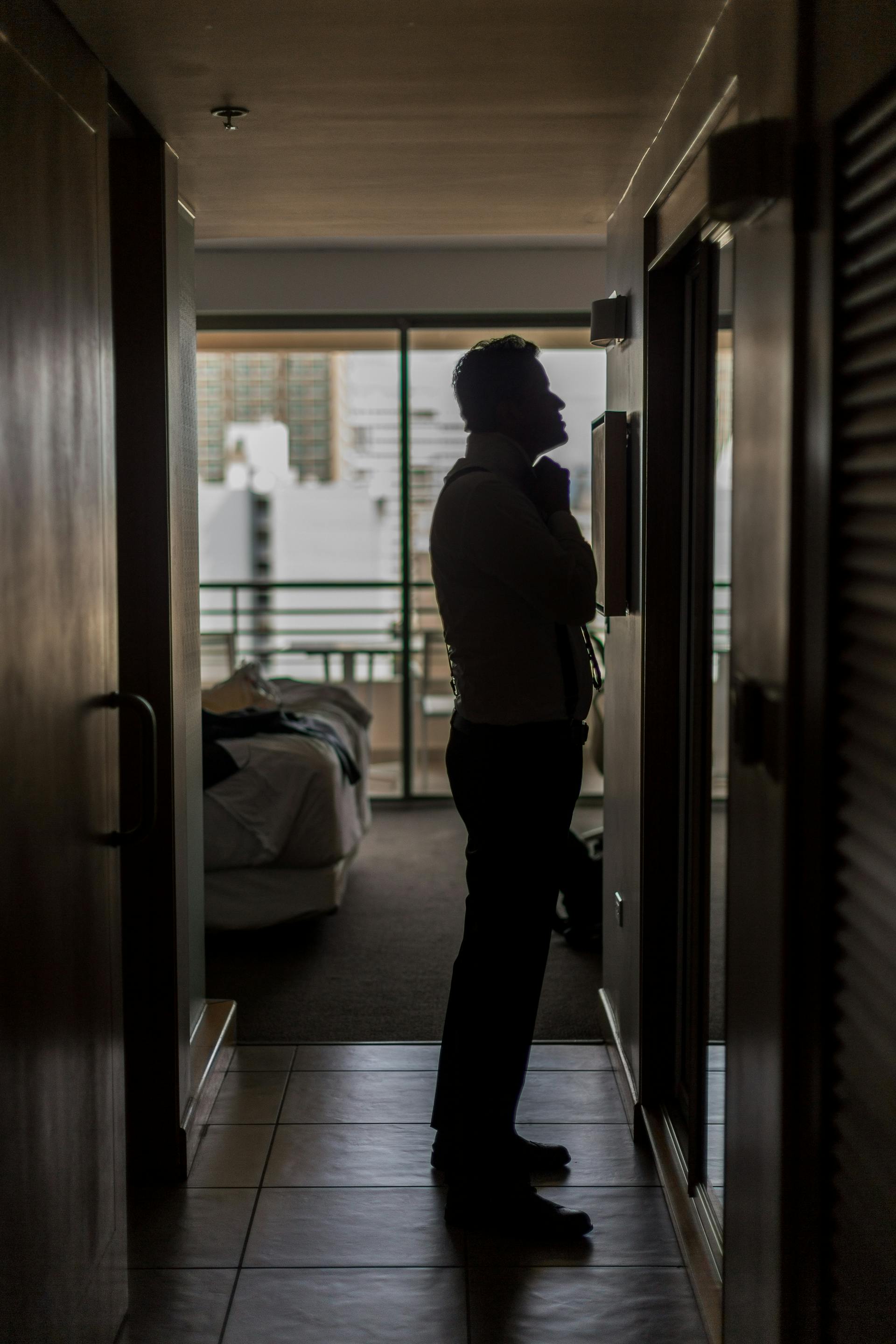 Un hombre de pie en una habitación de hotel | Fuente: Pexels