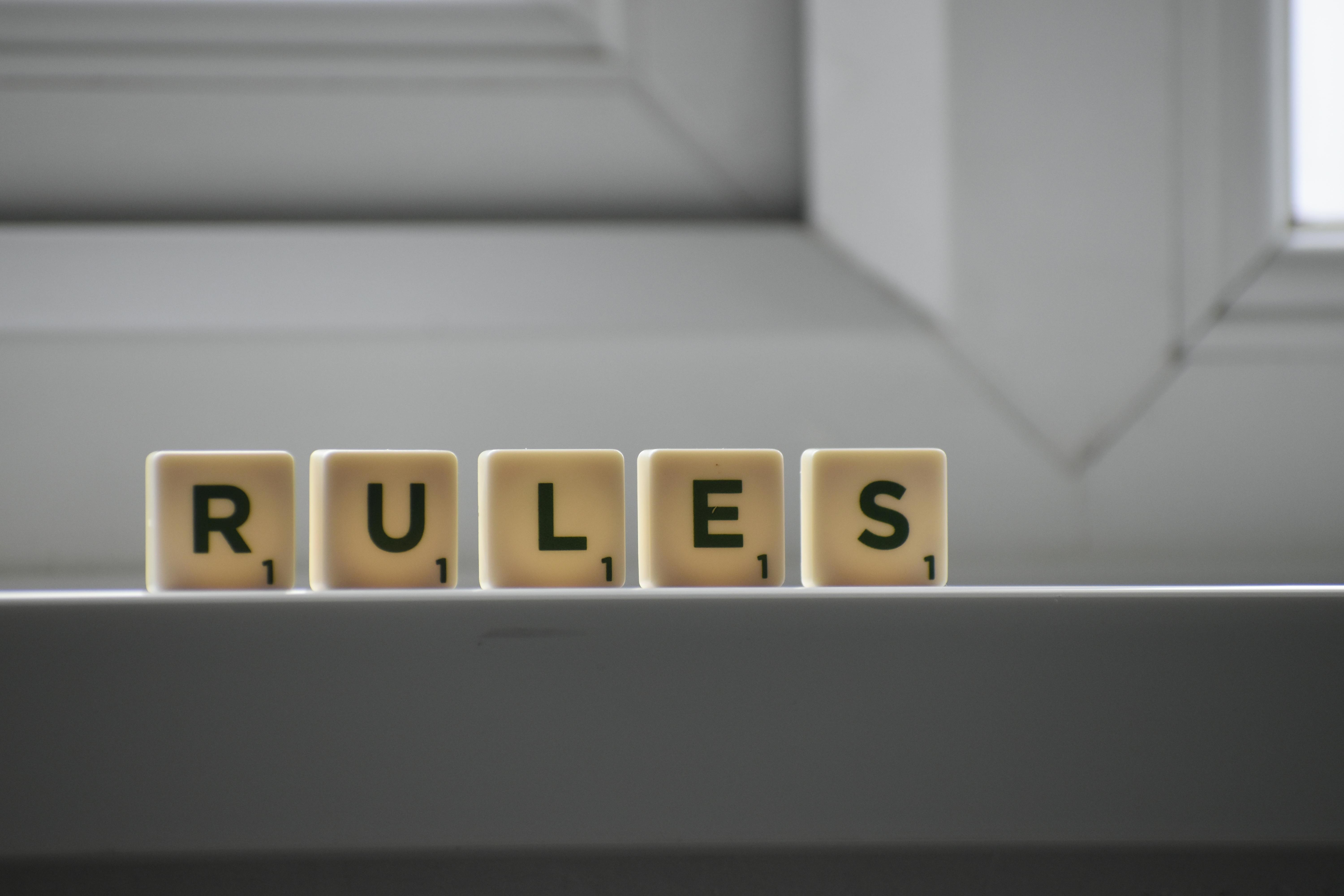 Cubos idénticos con inscripción RULES | Fuente: Pexels