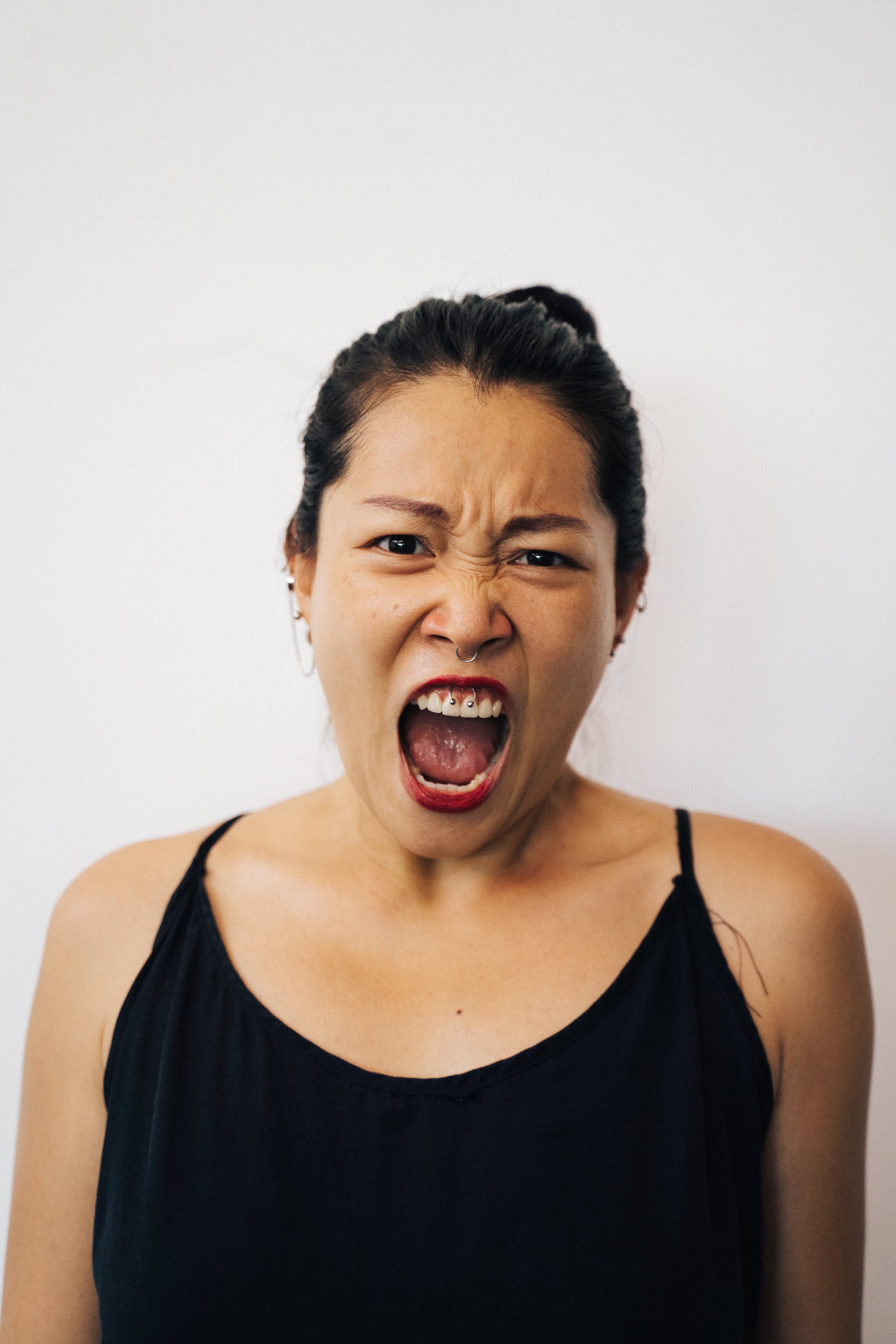 Una mujer gritando. | Fuente: Pexels