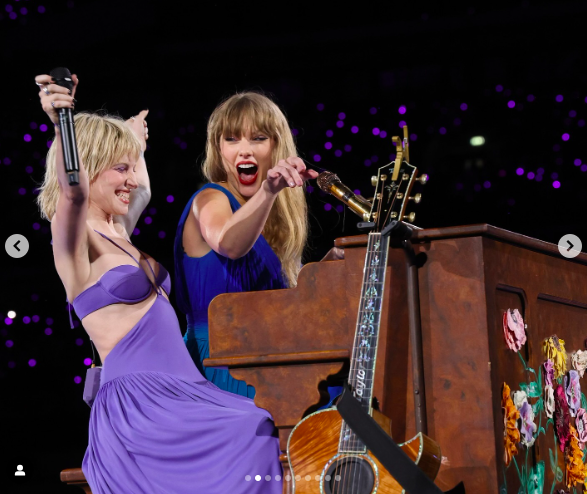 Hayley Williams y Taylor Swift actuando durante la gira The Eras Tour, publicado el 24 de junio de 2024 | Fuente: Instagram/taylorswift