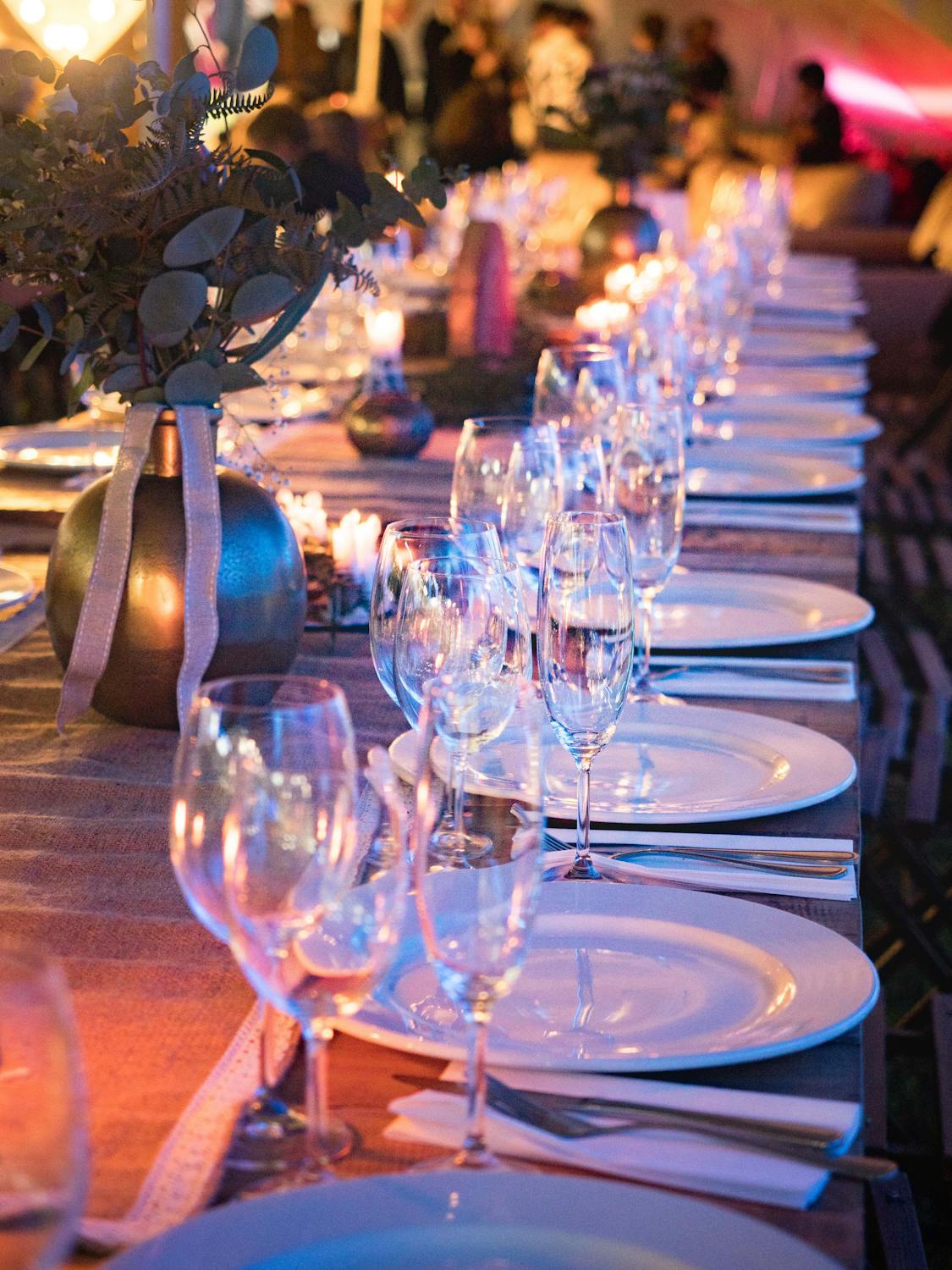 Una mesa en un banquete de boda | Fuente: Pexels