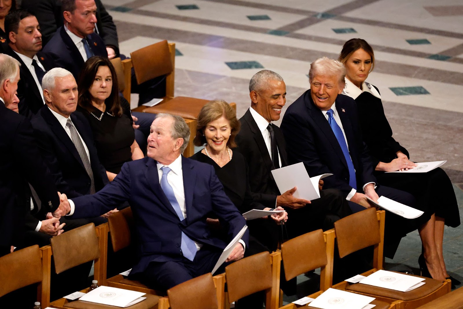 Ex presidentes de EE.UU., entre ellos el presidente George W. Bush, el presidente Barack Obama y el presidente electo Donald Trump, en el funeral de Estado por el ex presidente de EE.UU. Jimmy Carter con sus respectivas esposas, Laura Bush y Melania Trump. | Fuente: Getty Images