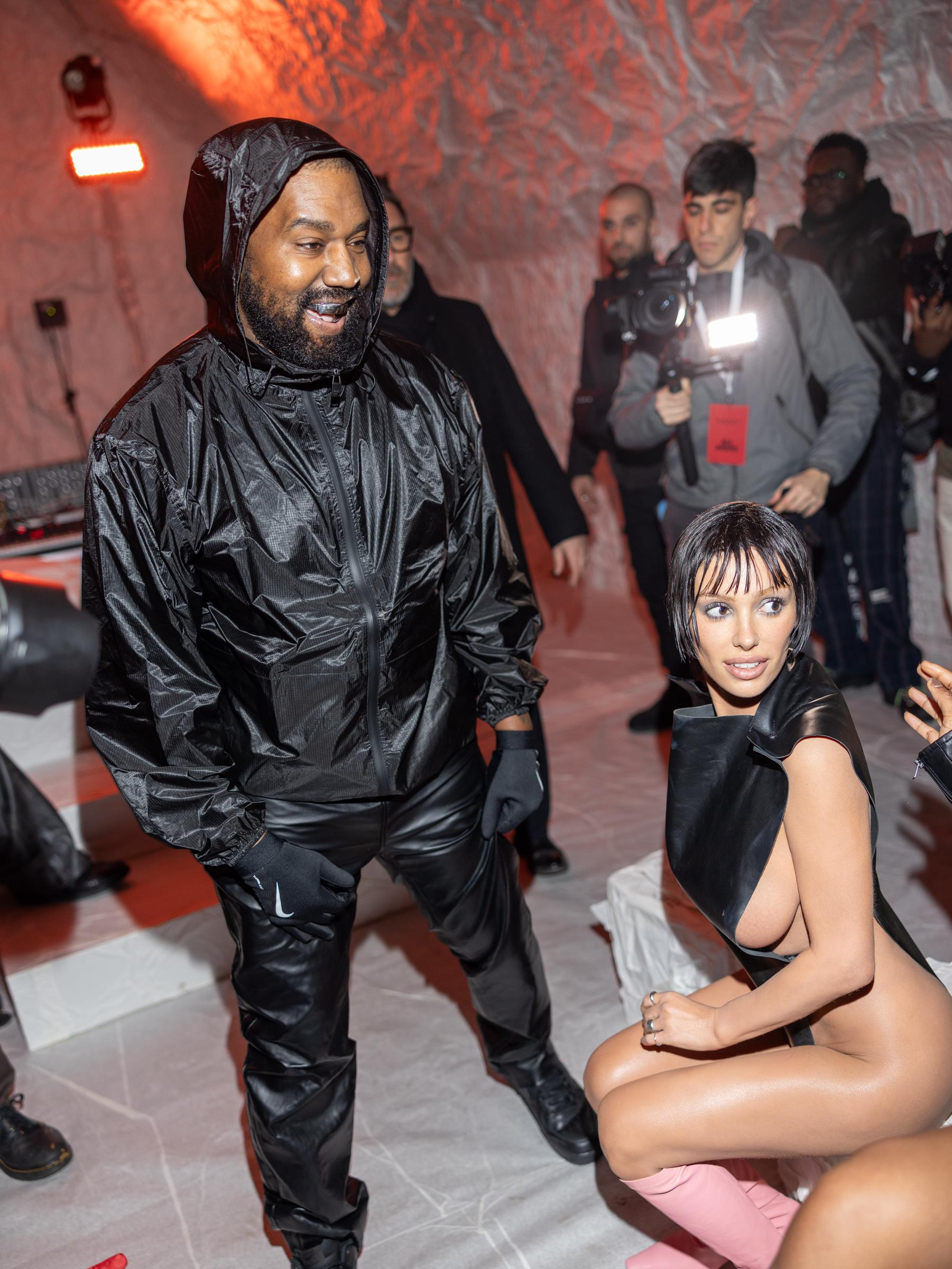 Kanye West y Bianca Censori asisten al desfile de Marni durante la Milan Fashion Week Womenswear Fall/Winter 2024-2025 el 23 de febrero de 2024, en Milán, Italia | Fuente: Getty Images