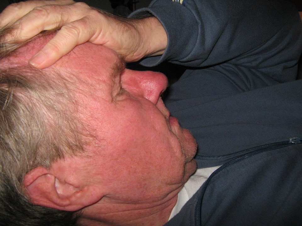 Hombre con dolor de cabeza| Foto: Pixabay