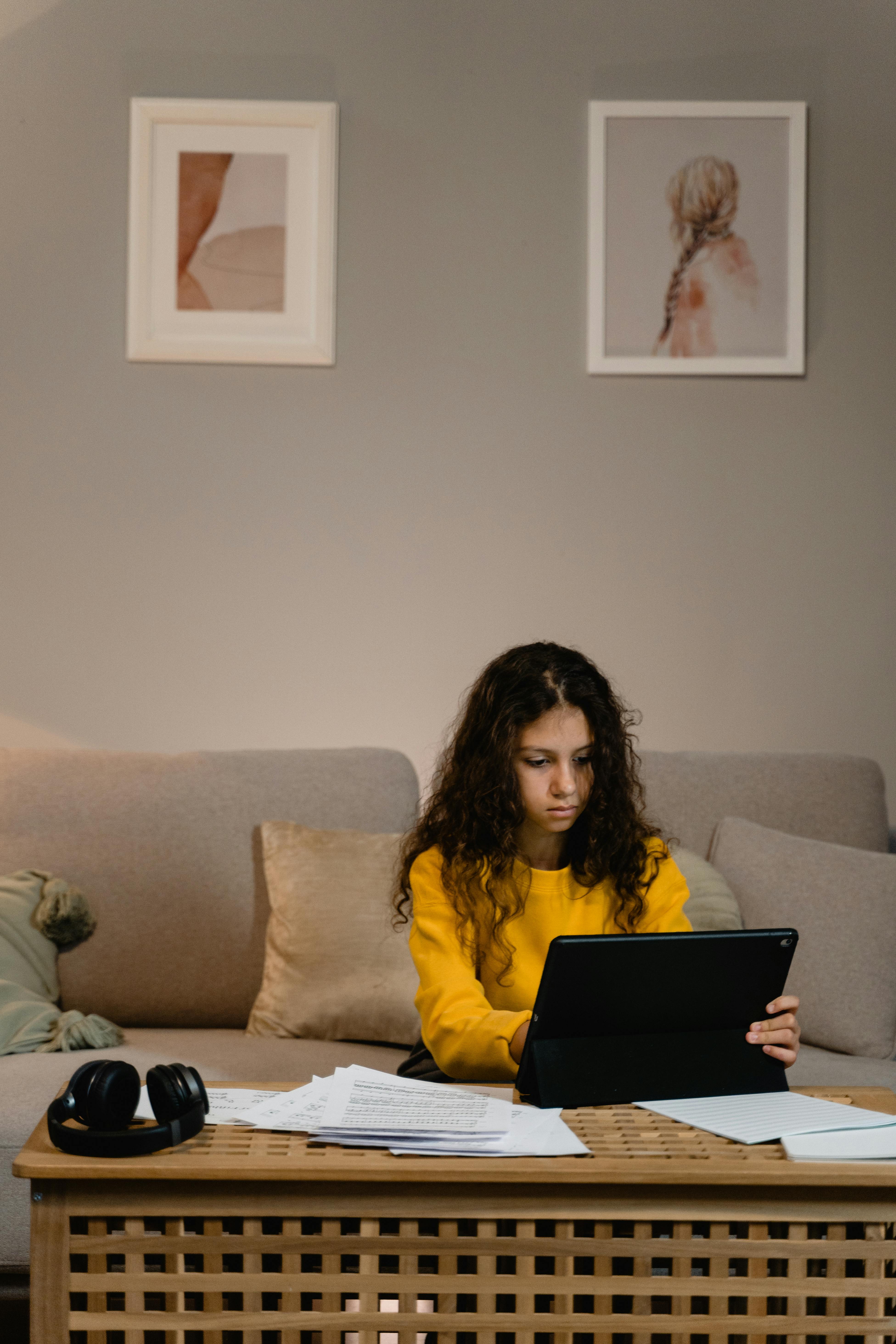 Una mujer escribiendo en su tableta | Fuente: Pexels