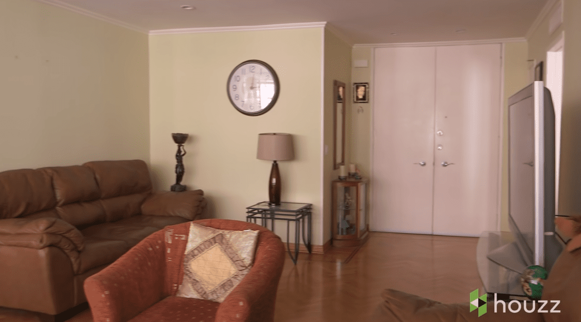 Sala del apartamento de los padres de Mila Kunis. | Foto: YouTube/@HouzzTV