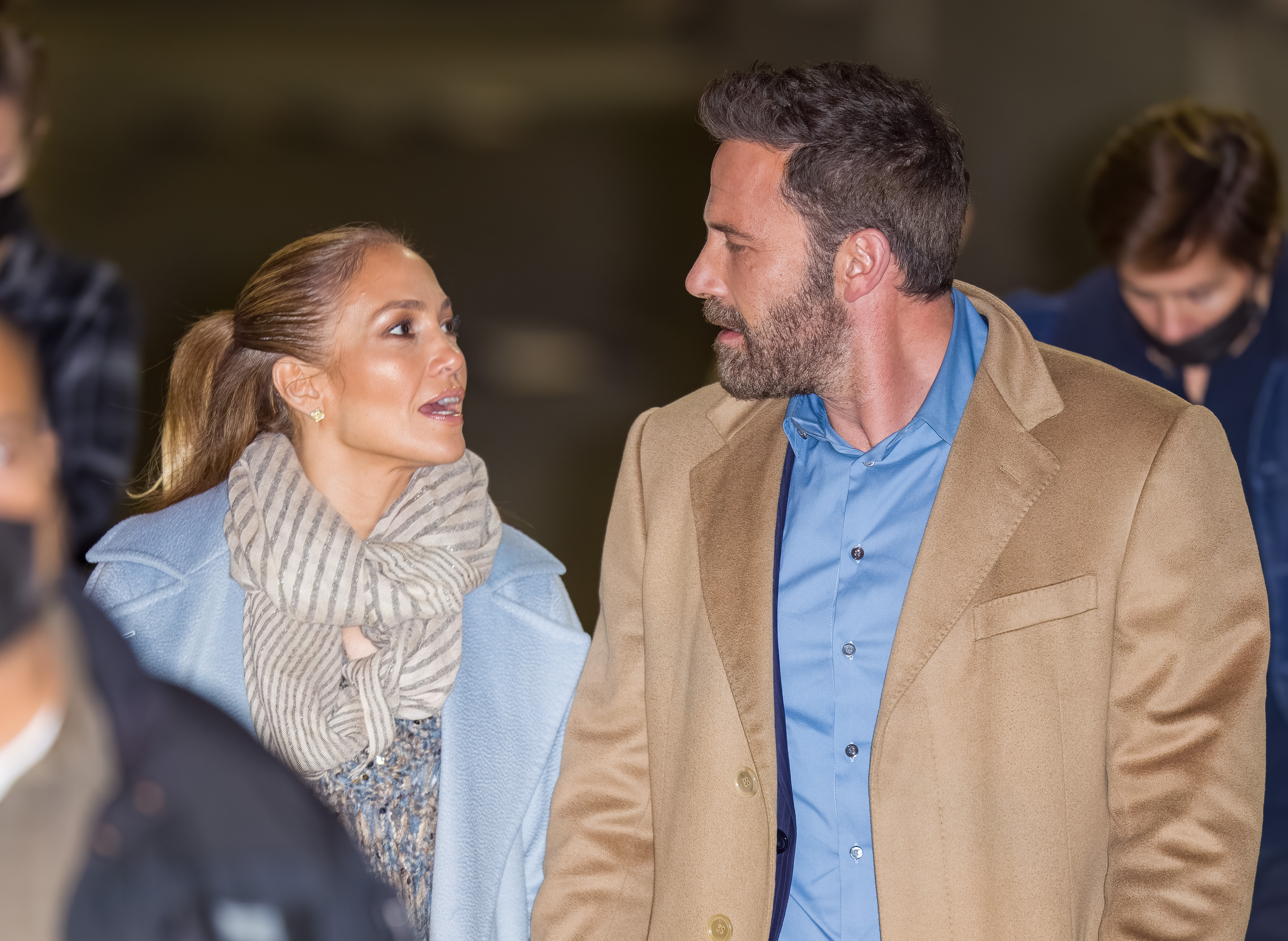 Jennifer Lopez y Ben Affleck vistos saliendo en Los Ángeles, California, el 15 de diciembre de 2021 | Fuente: Getty Images