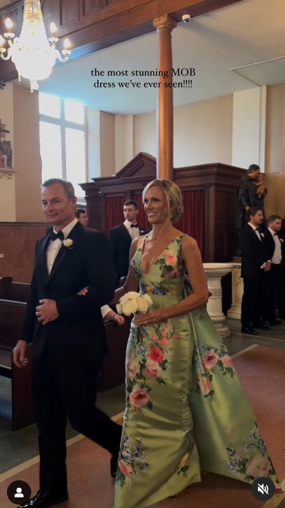 Amanda DeWitt y Robert Chance DeWitt en la boda de su hija en un clip subido el 5 de junio de 2024 | Fuente: Instagram/capturedbychloe.co