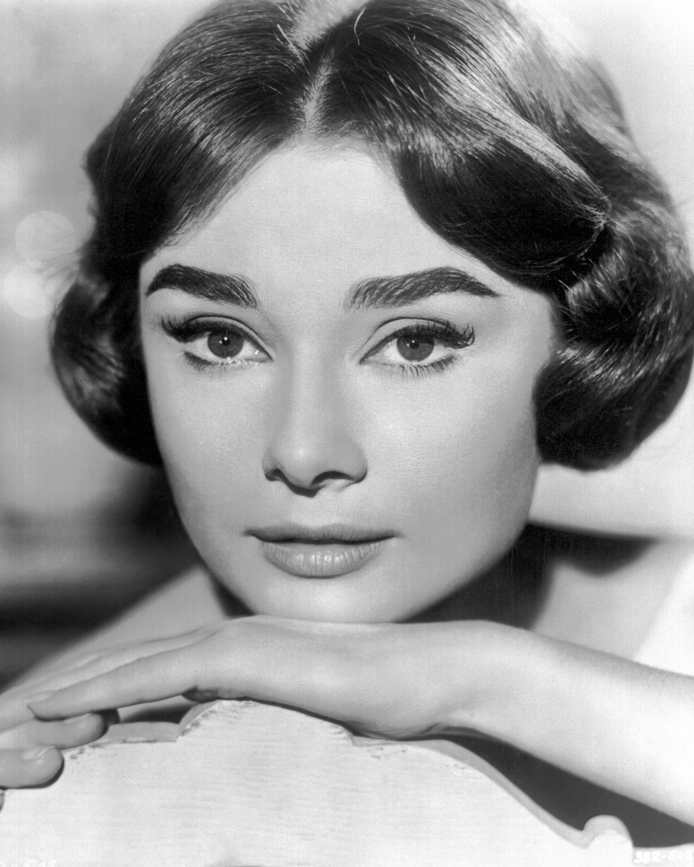 Un retrato de Audrey Hepburn tomado en 1955 | Fuente: Getty Images