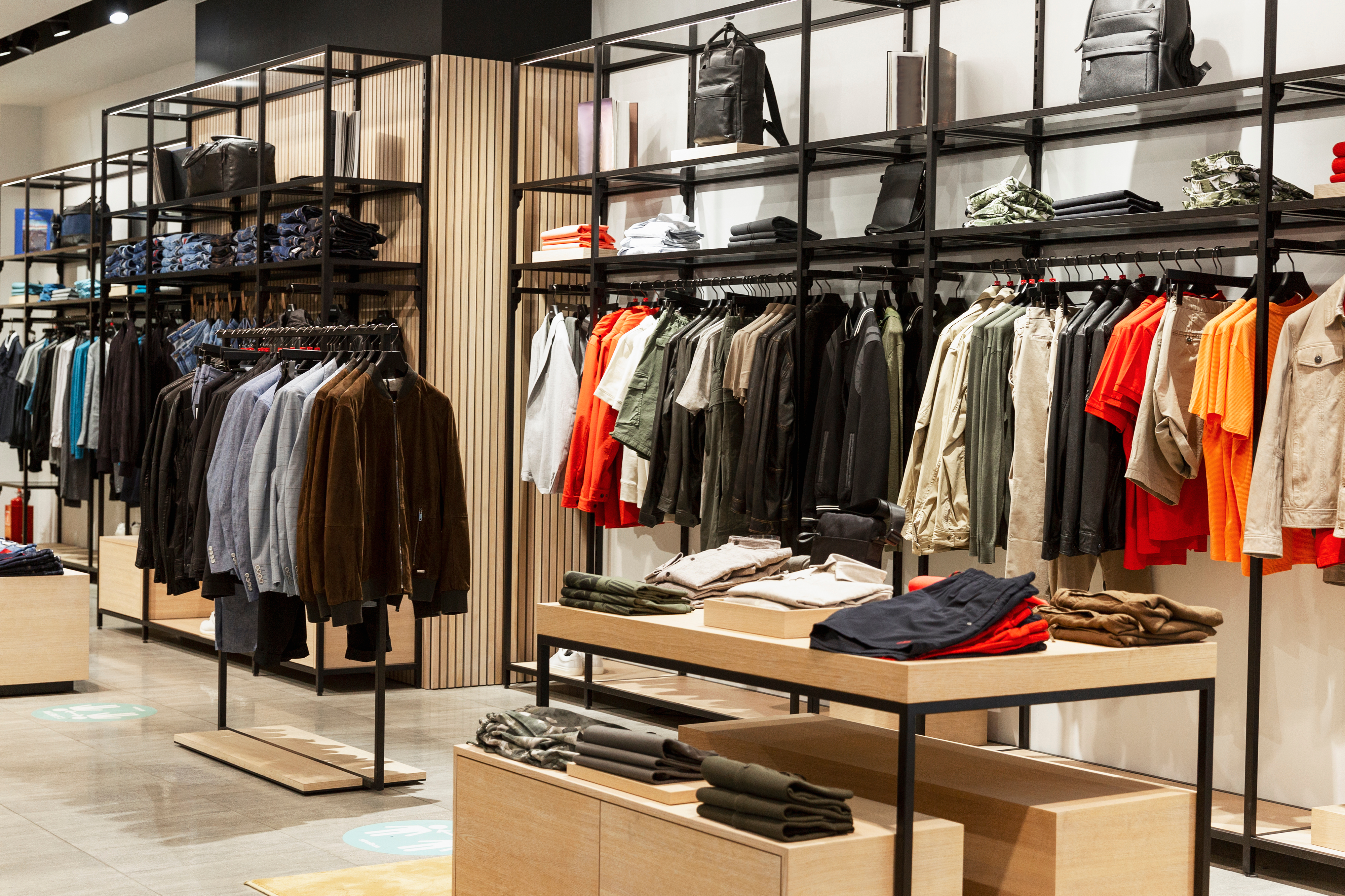 Interior de una tienda de ropa masculina. | Fuente: Shutterstock