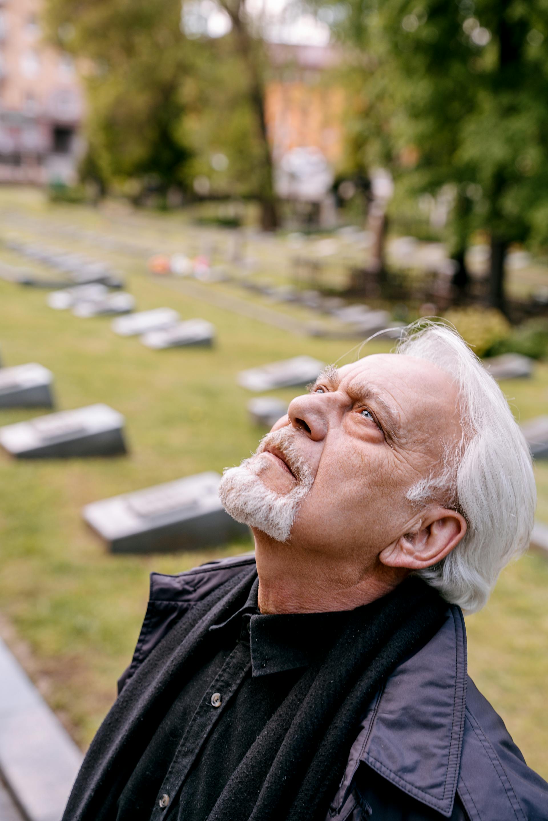 Un anciano en un cementerio | Fuente: Pexels