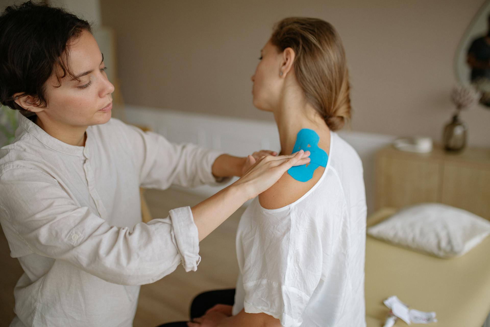 Una fisioterapeuta con su cliente | Fuente: Pexels