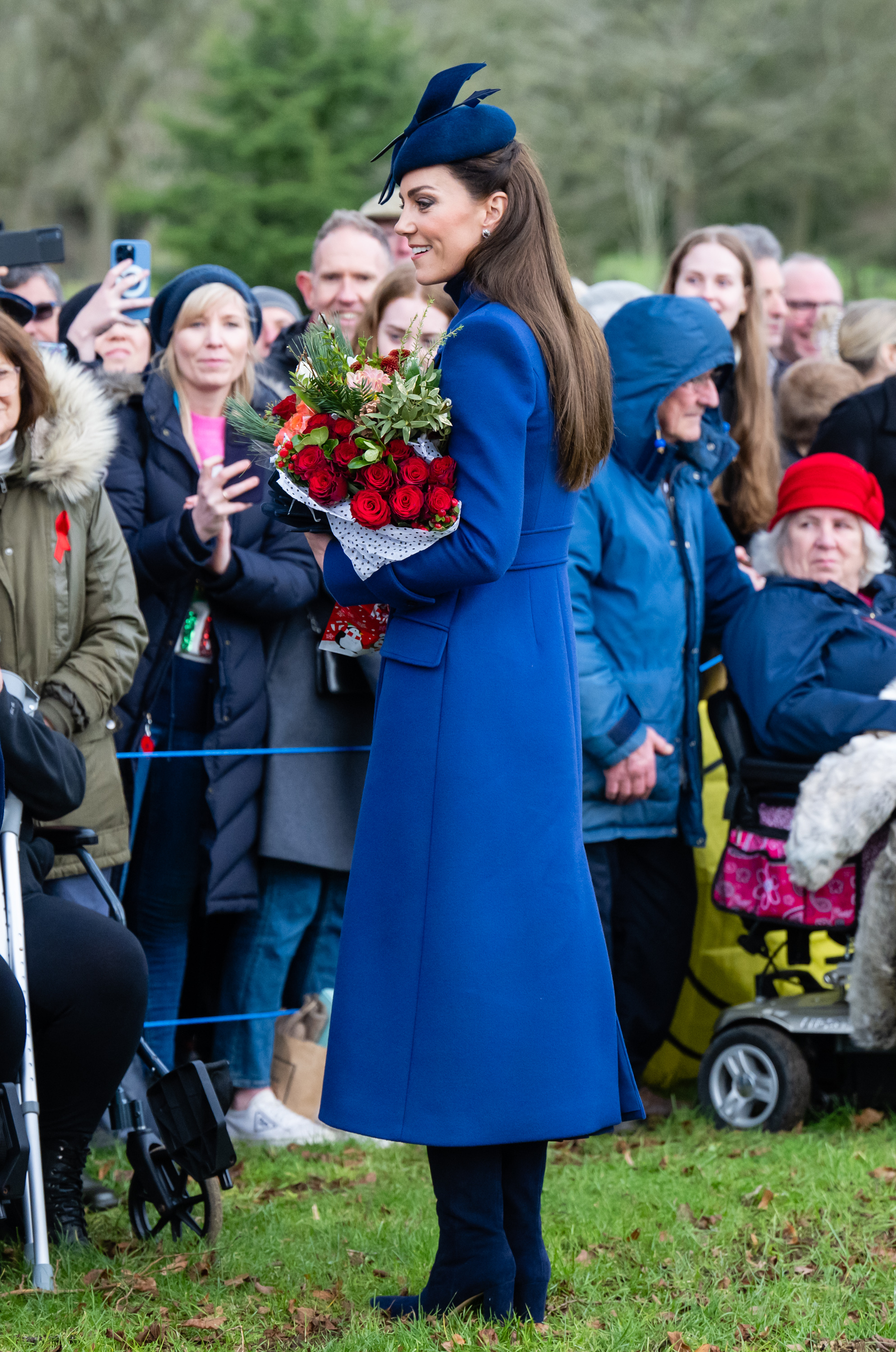 Catherine, Princesa de Gales saluda a la multitud mientras lleva un ramo de rosas de camino al servicio de la mañana de Navidad en la Iglesia de Santa María Magdalena el 25 de diciembre de 2023 en Sandringham, Norfolk | Foto: Getty Images