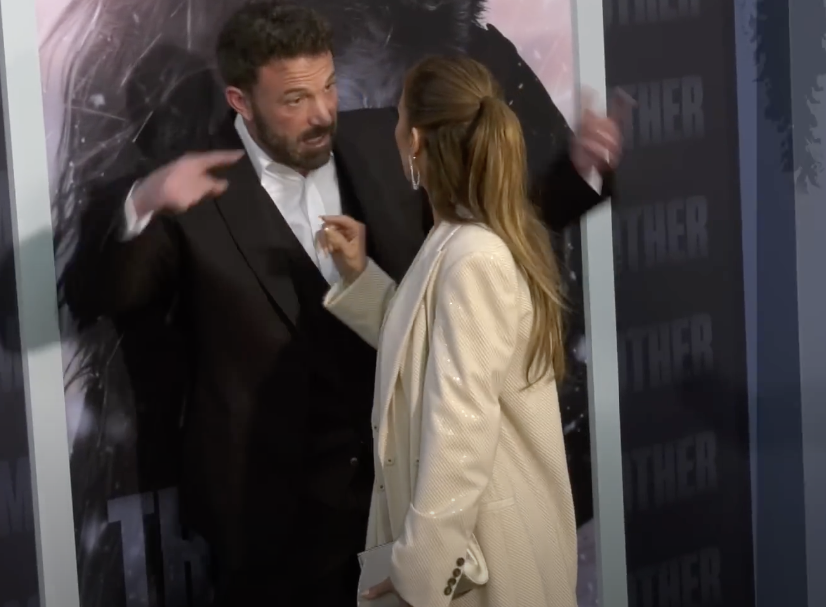 Ben Affleck y Jennifer Lopez parecen discutir en el estreno de "The Mother" de Netflix, fechado el 12 de mayo de 2023 | Fuente: YouTube/@theindependent