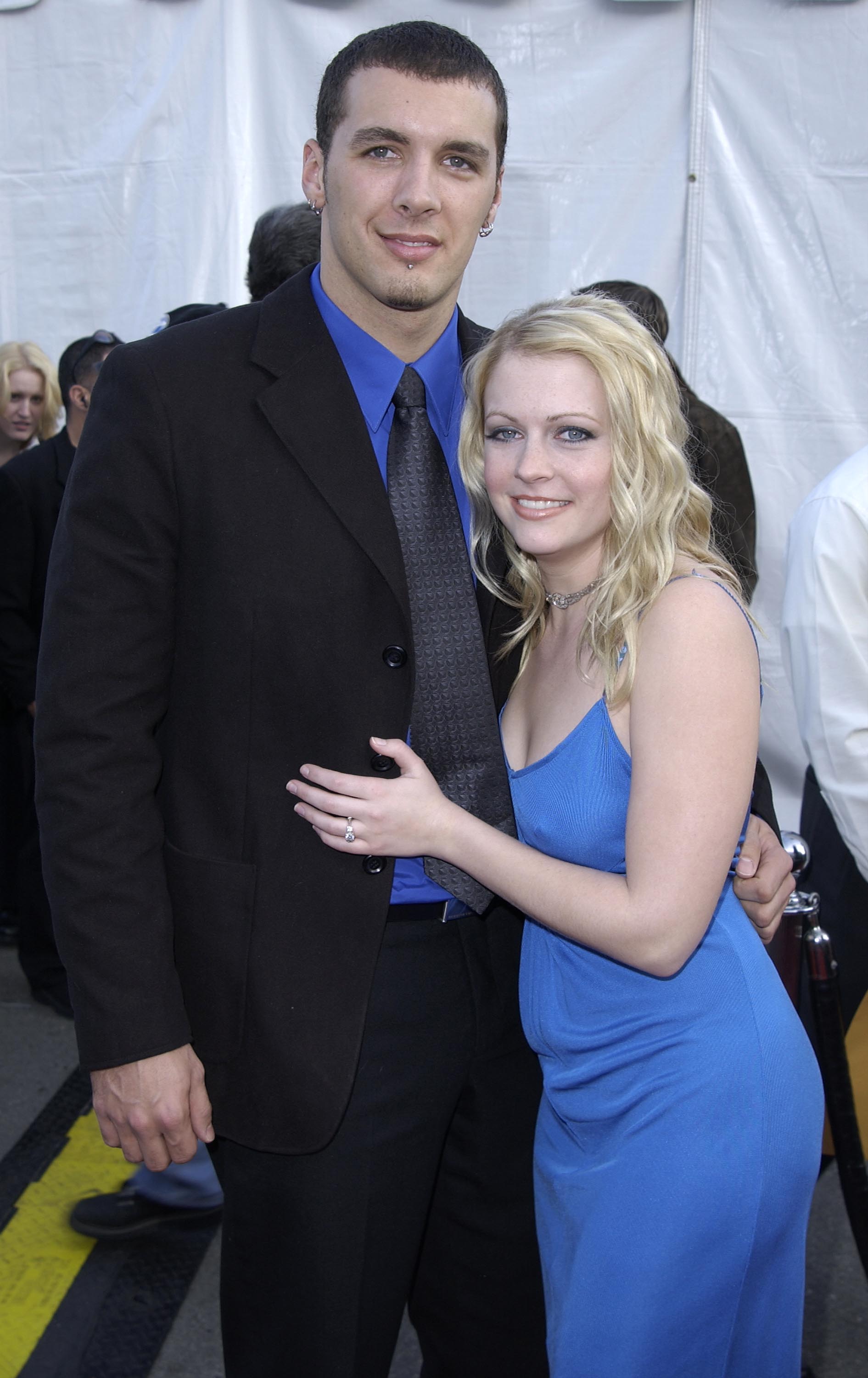 Mark Wilkerson y Melissa Joan Hart en la 30ª edición de los American Music Awards (AMA) en Los Ángeles, el 13 de enero de 2003. | Fuente: Getty Images