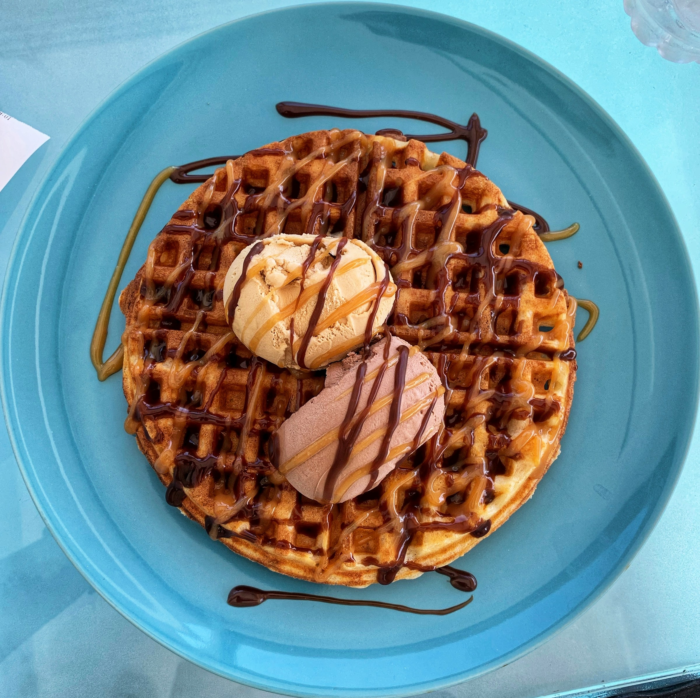 Un plato con waffles y helado | Foto: Unsplash