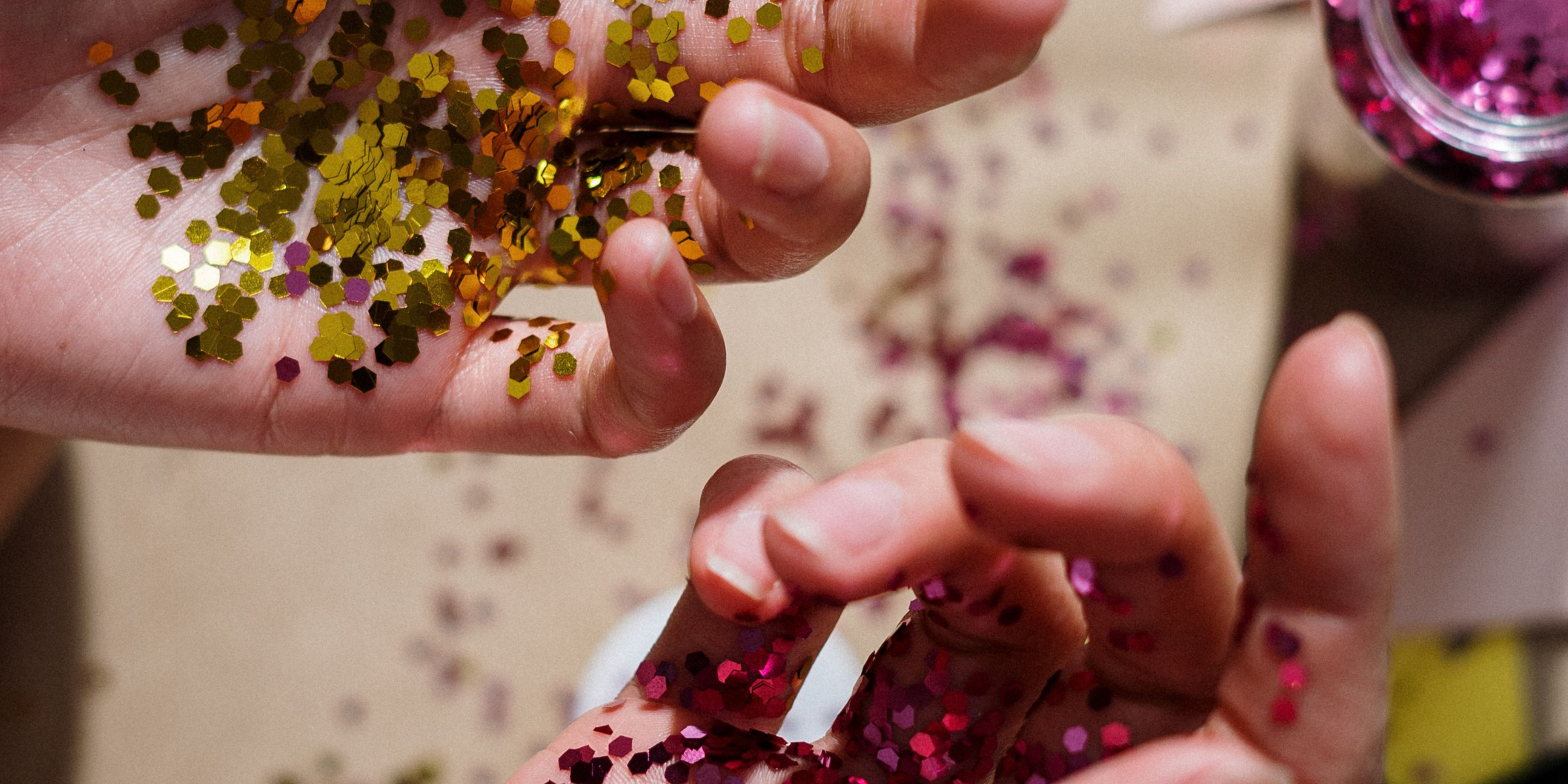 Mani piene di glitter | Fonte: Pexels
